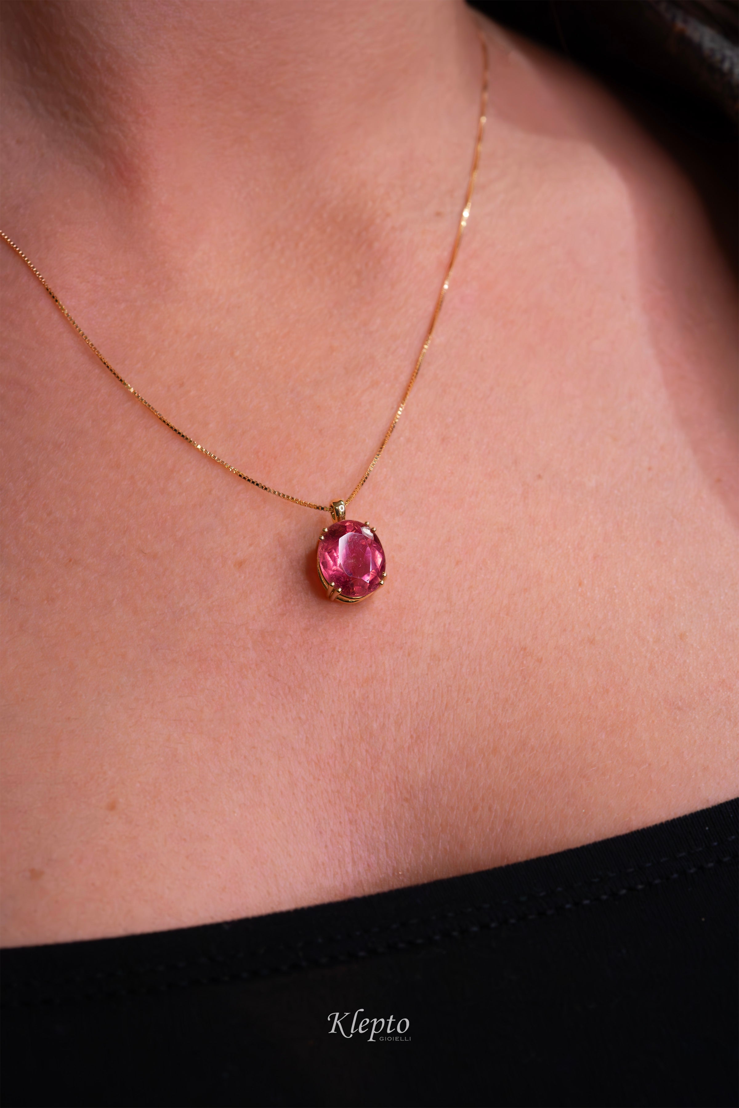 Yellow gold pendant with pink tourmaline