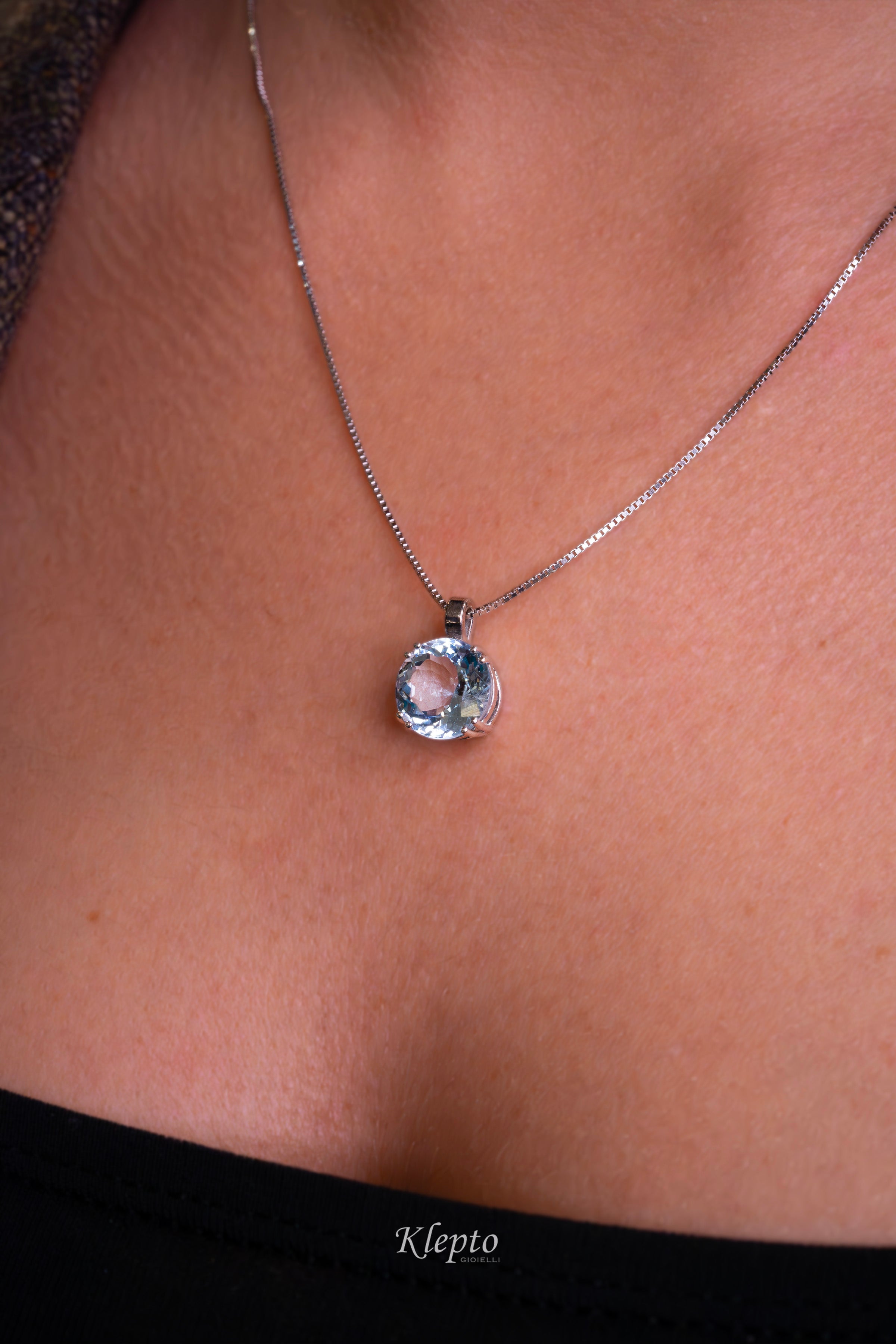 White gold pendant with Aquamarine