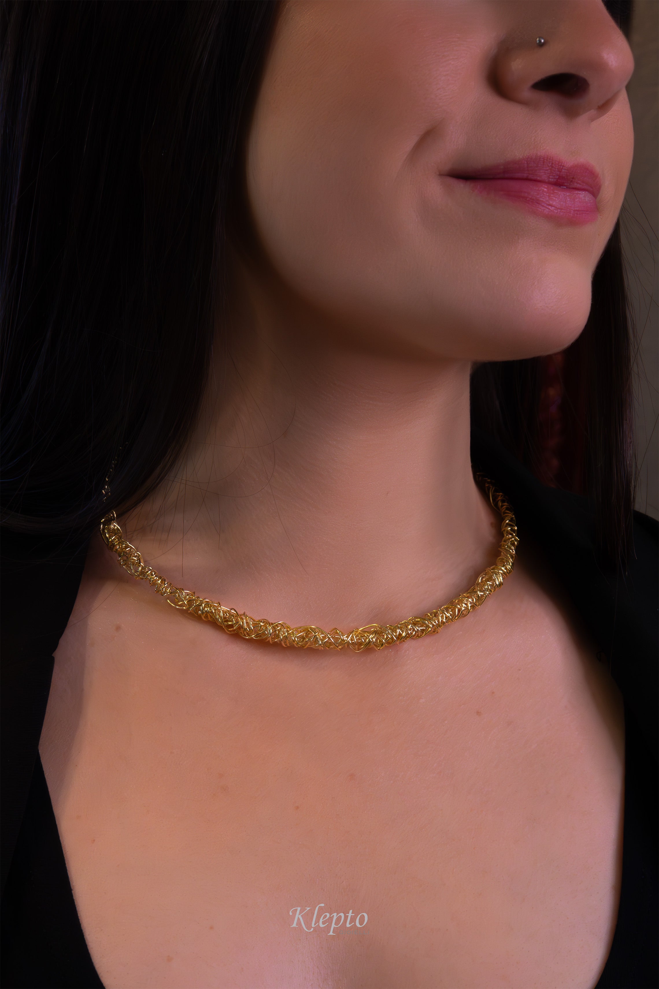 Yellow gold wire necklace