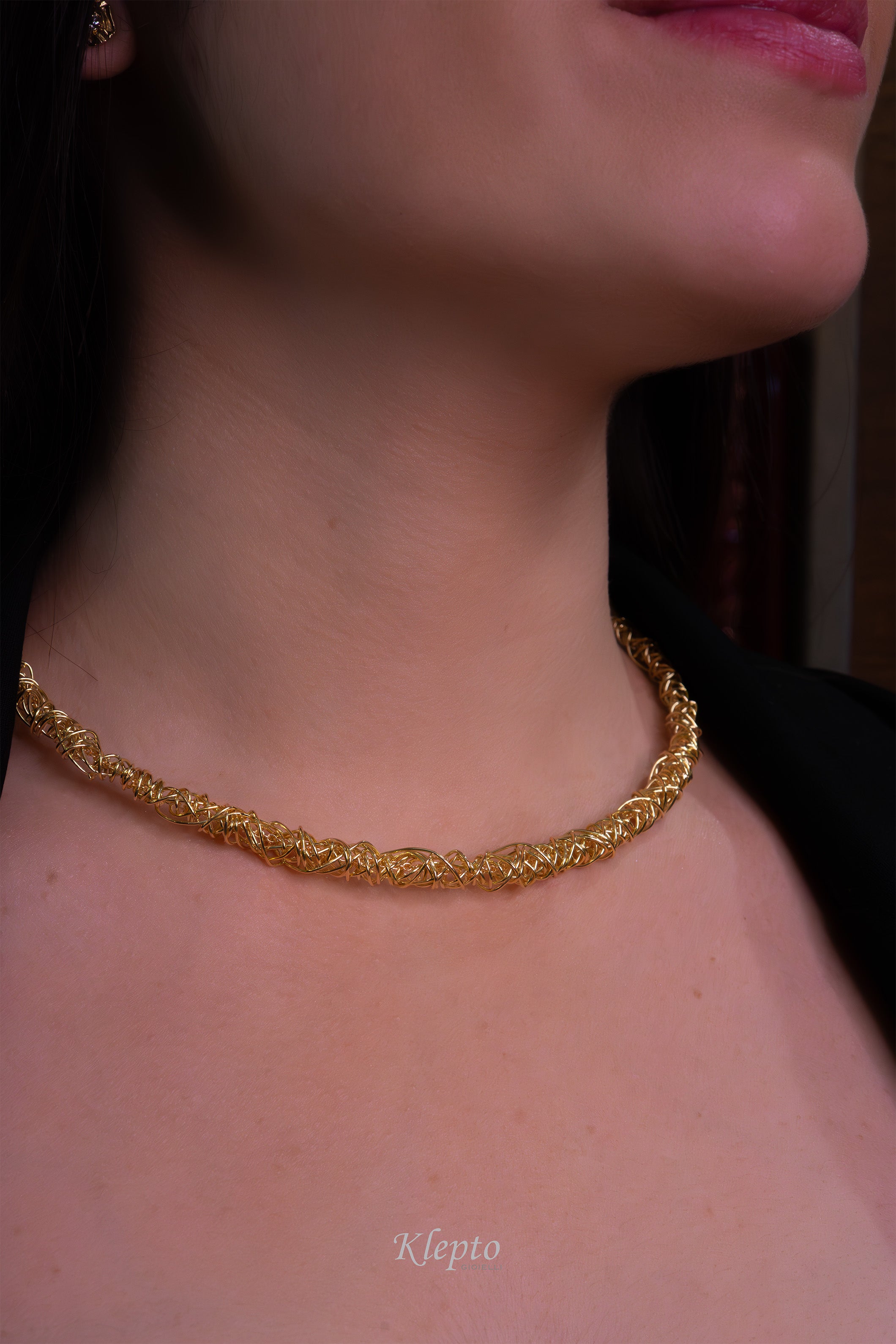 Yellow gold wire necklace