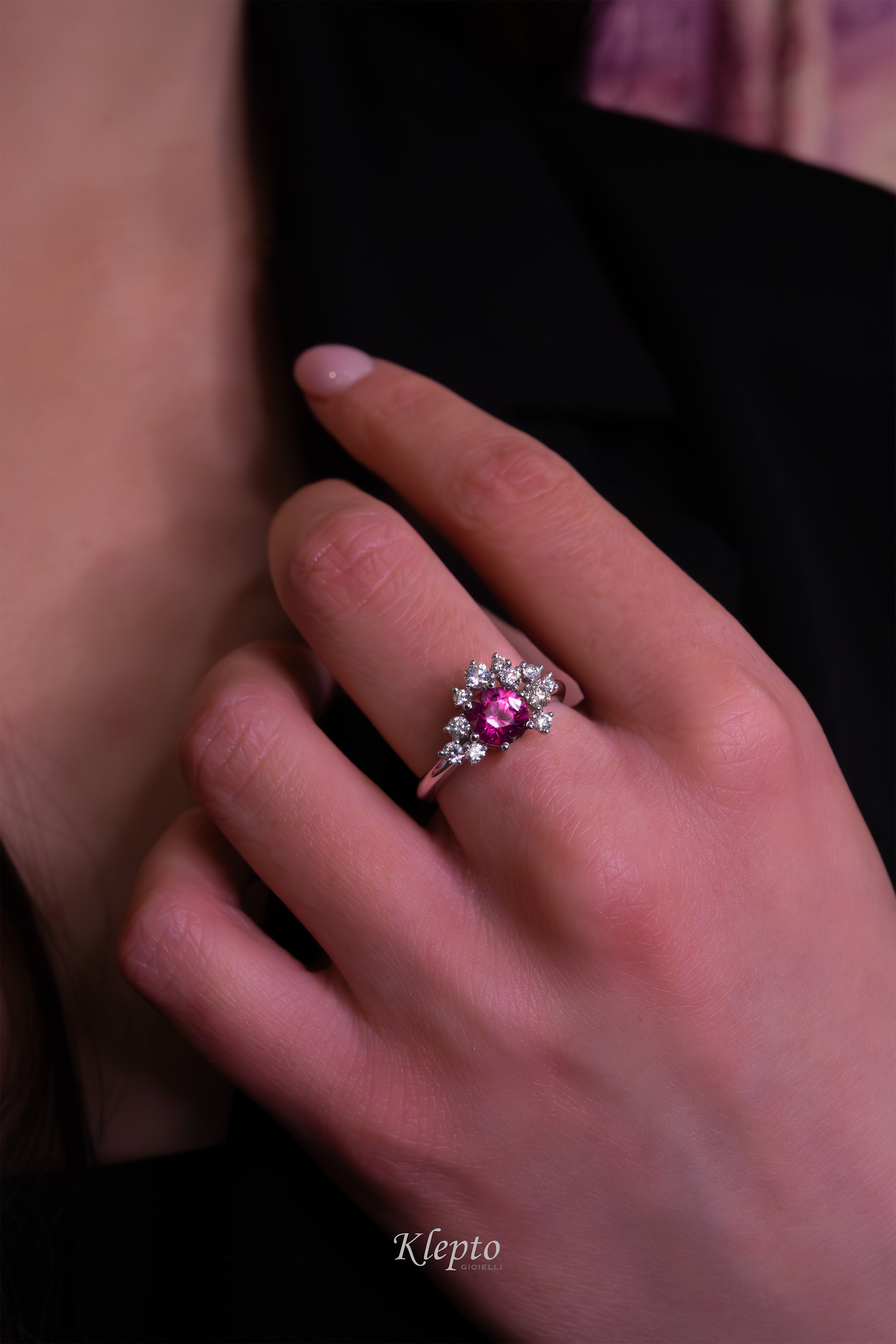 Classic ring by Klepto in white gold with Sapphire and Diamonds