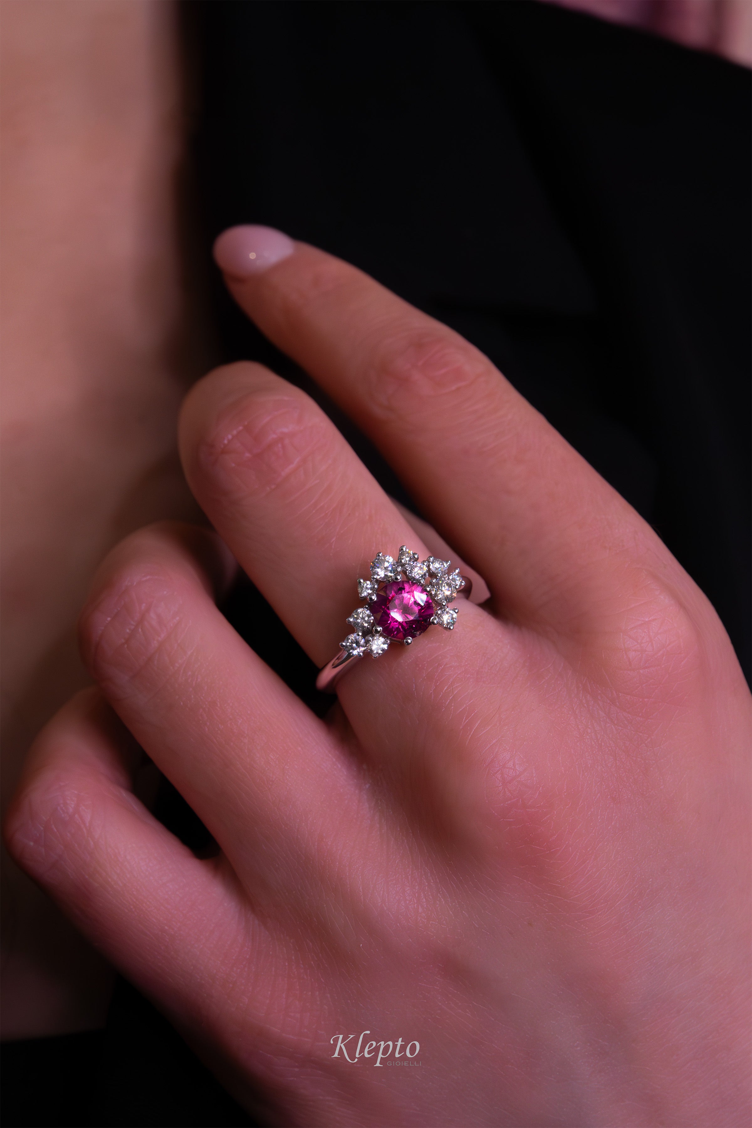 Classic ring by Klepto in white gold with Sapphire and Diamonds