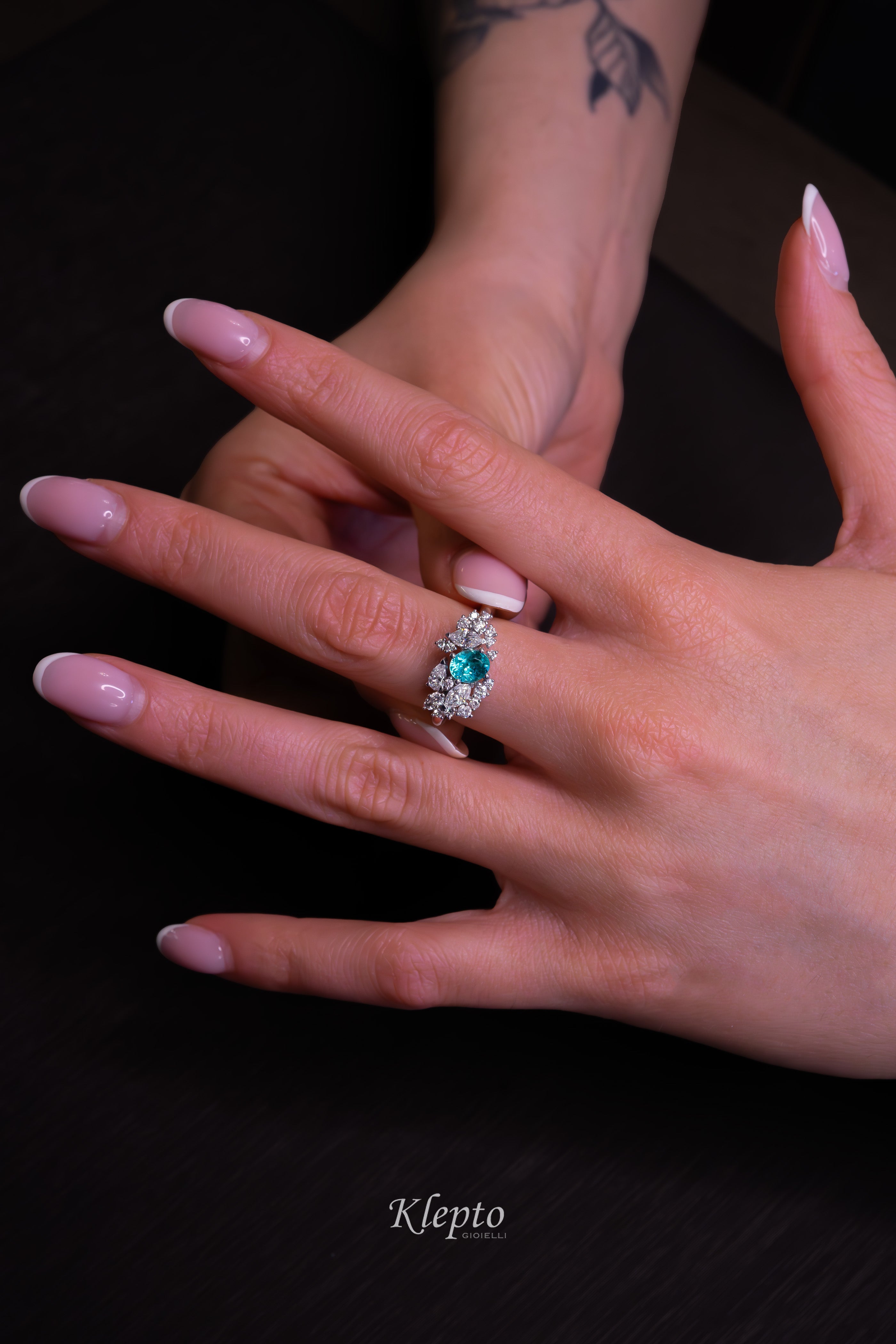 Classic ring by Klepto in white gold with Paraiba Tourmaline and Diamonds