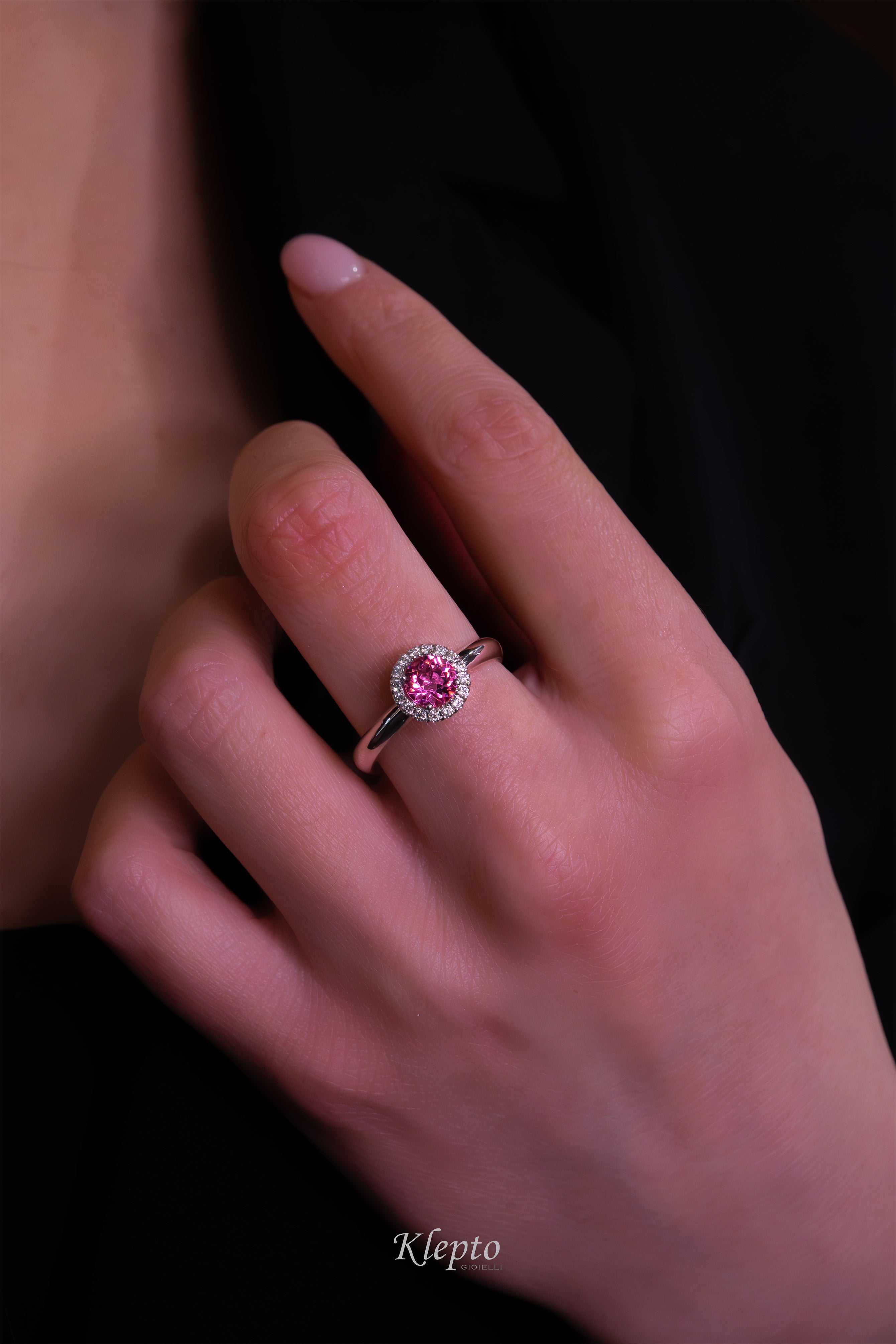 Classic ring in white gold with pink tourmaline and diamond outline