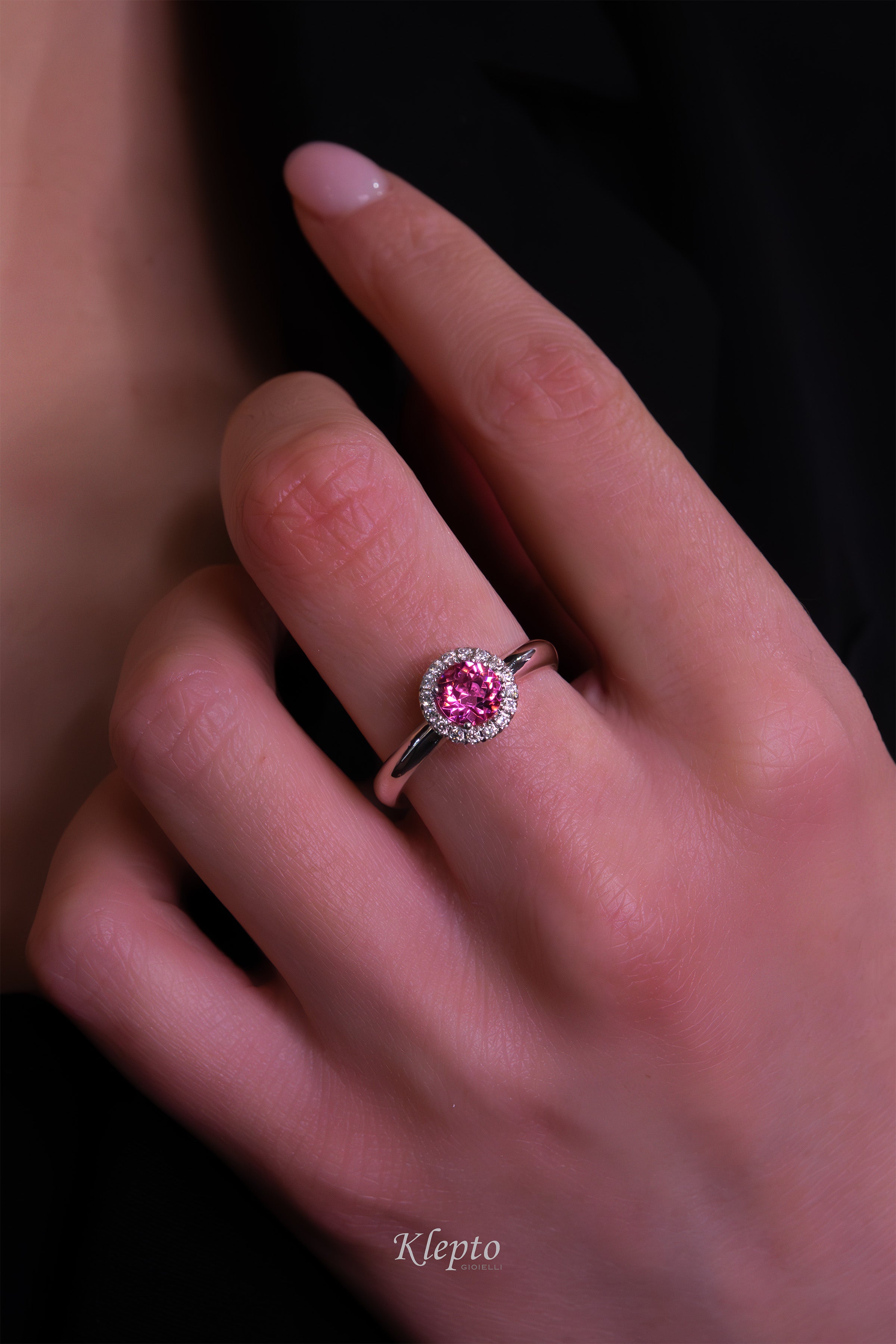 Classic ring in white gold with pink tourmaline and diamond outline