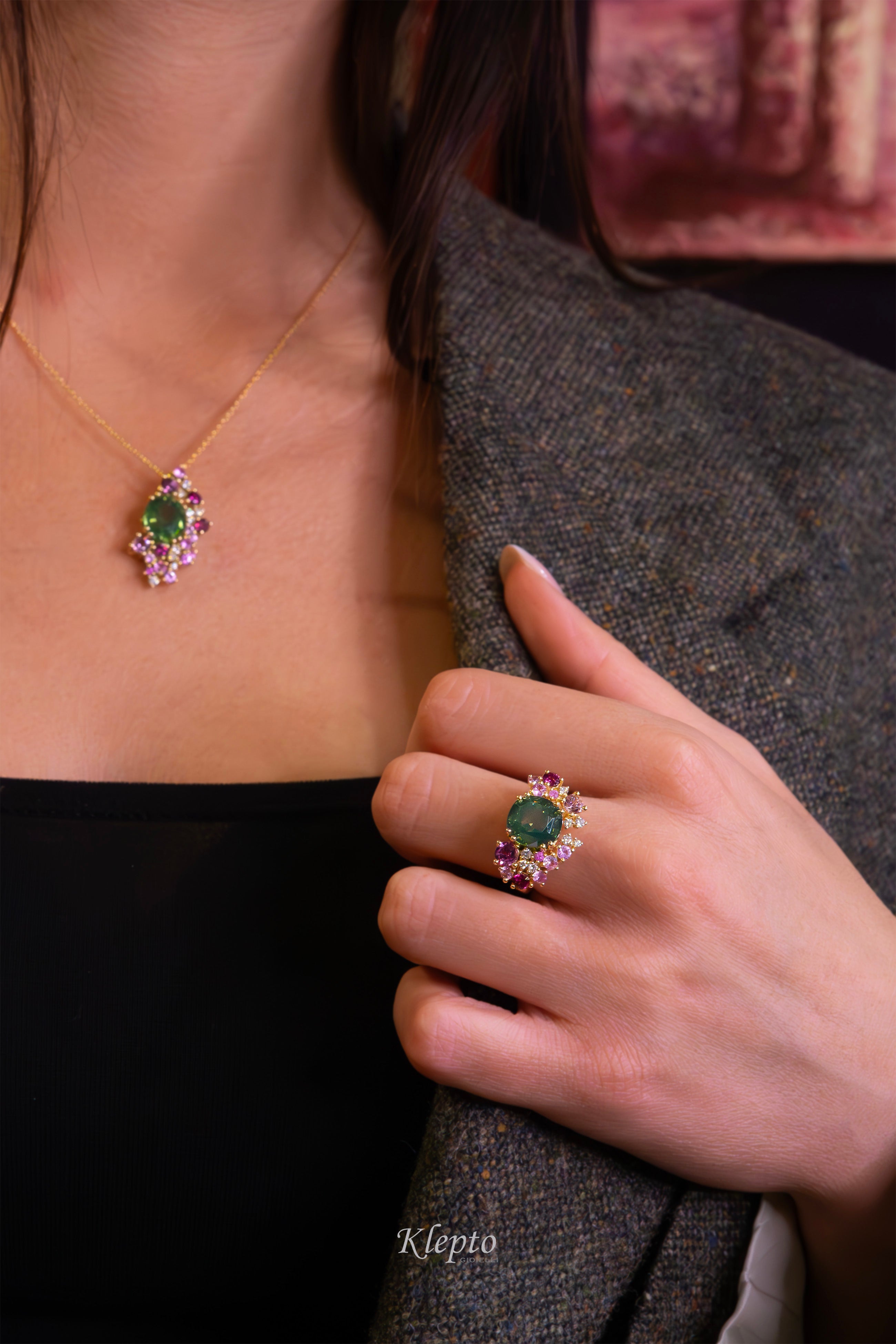 Classic ring by Klepto in yellow gold with natural green Zircon, pink Sapphires, Rhodolites and Diamonds