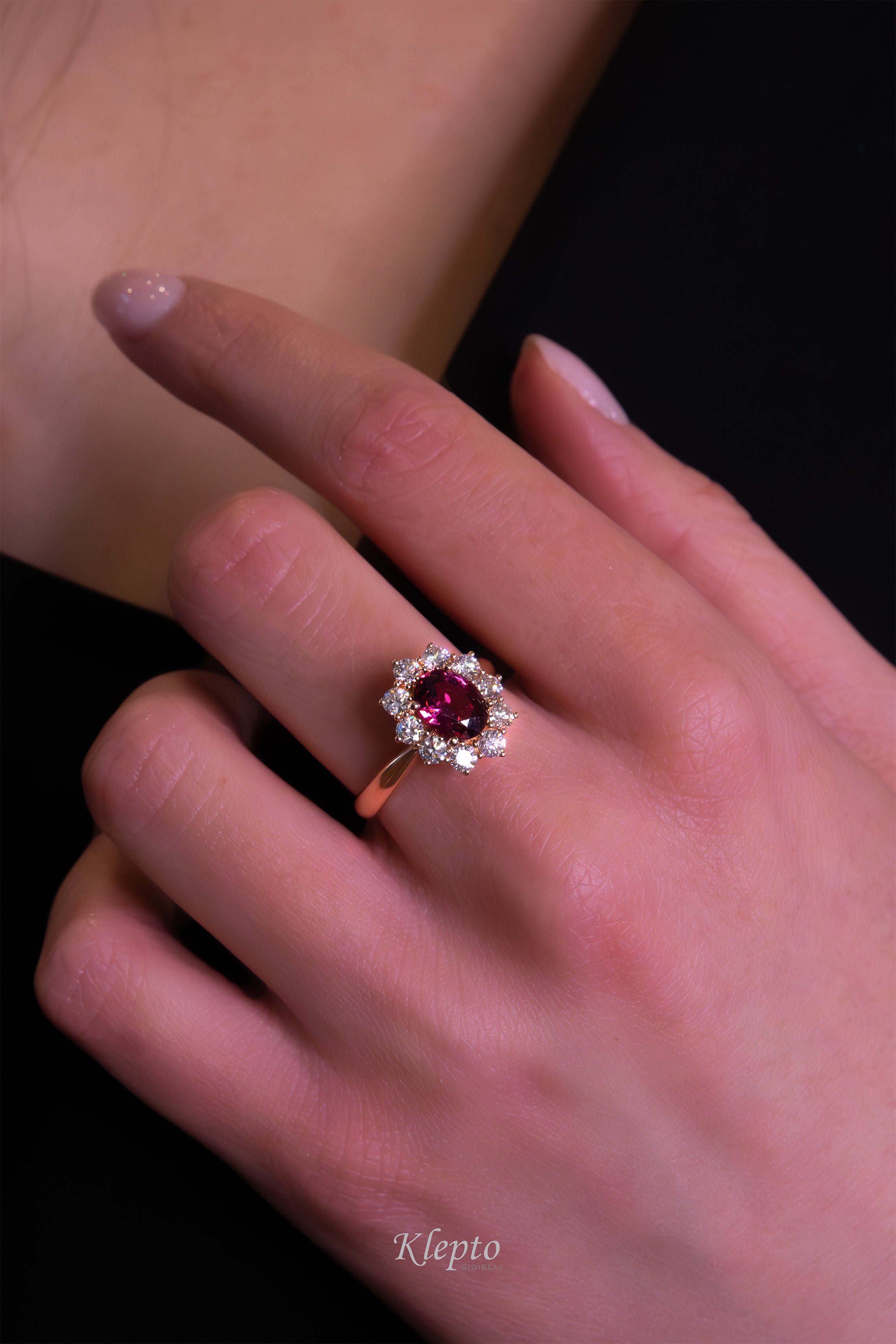 Classic ring in rose gold with Rhodolite and diamond surround