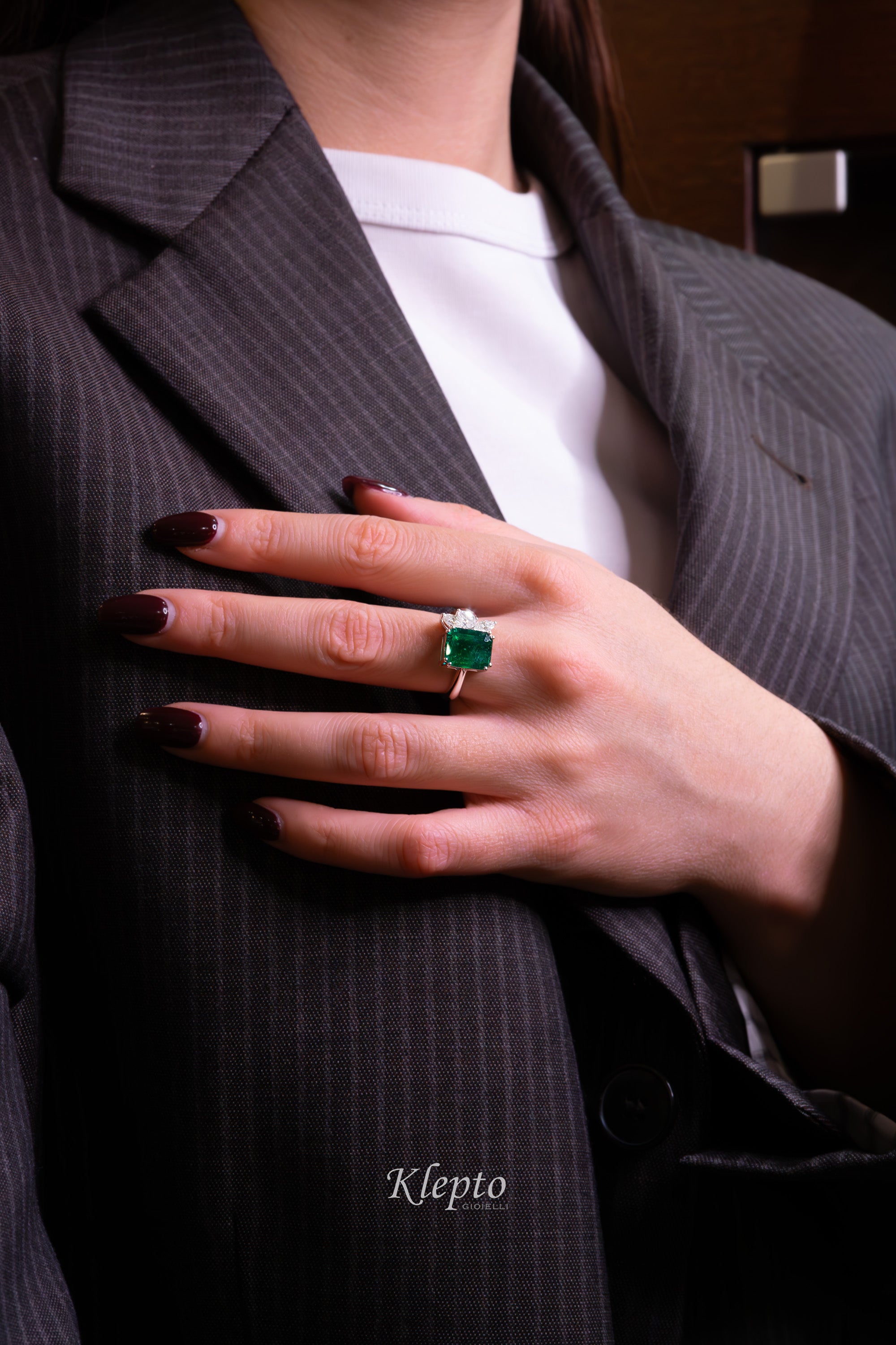 Classic ring by Klepto in white gold with Emerald and Diamonds