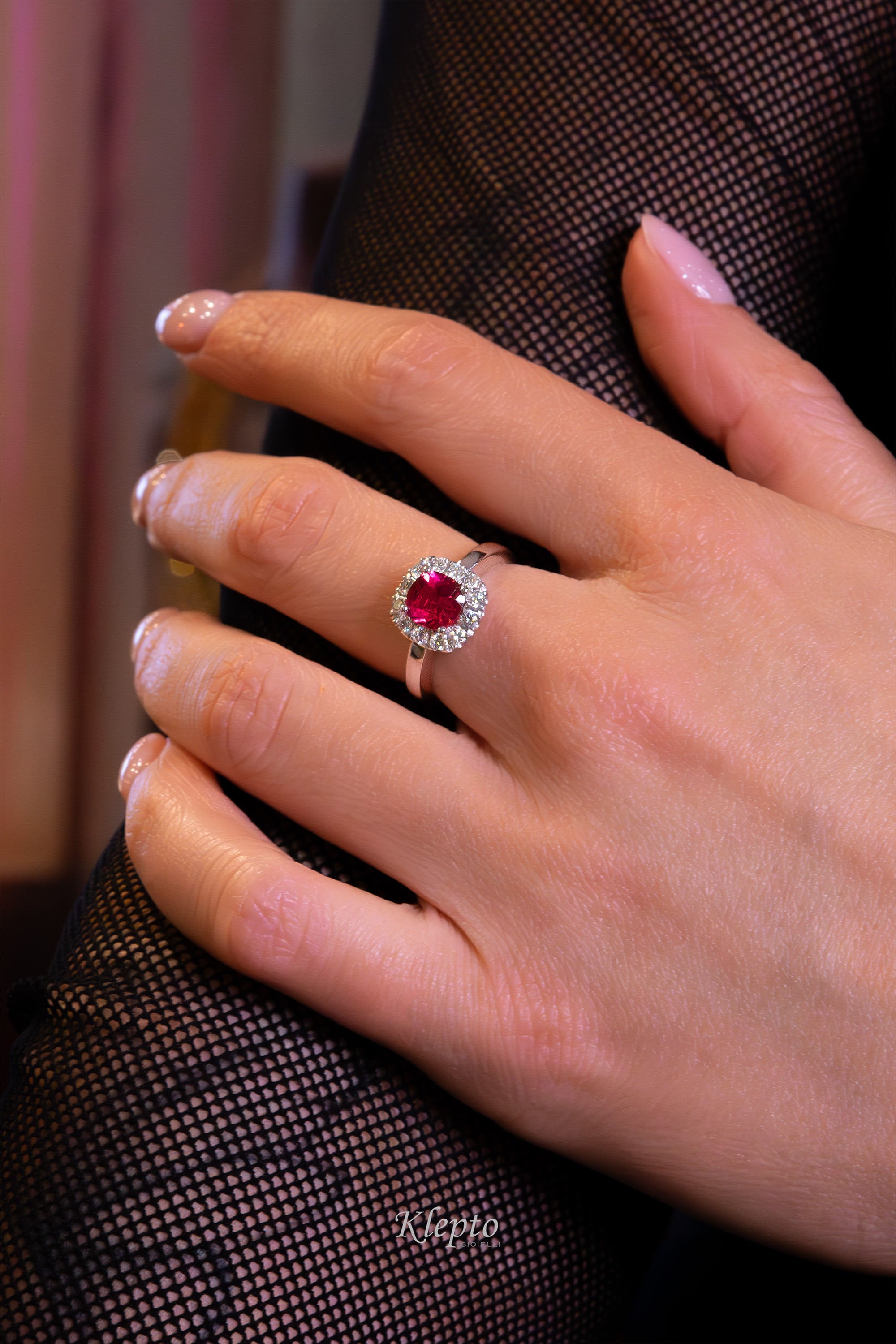 Classic ring in white gold with red tourmaline and diamond outline