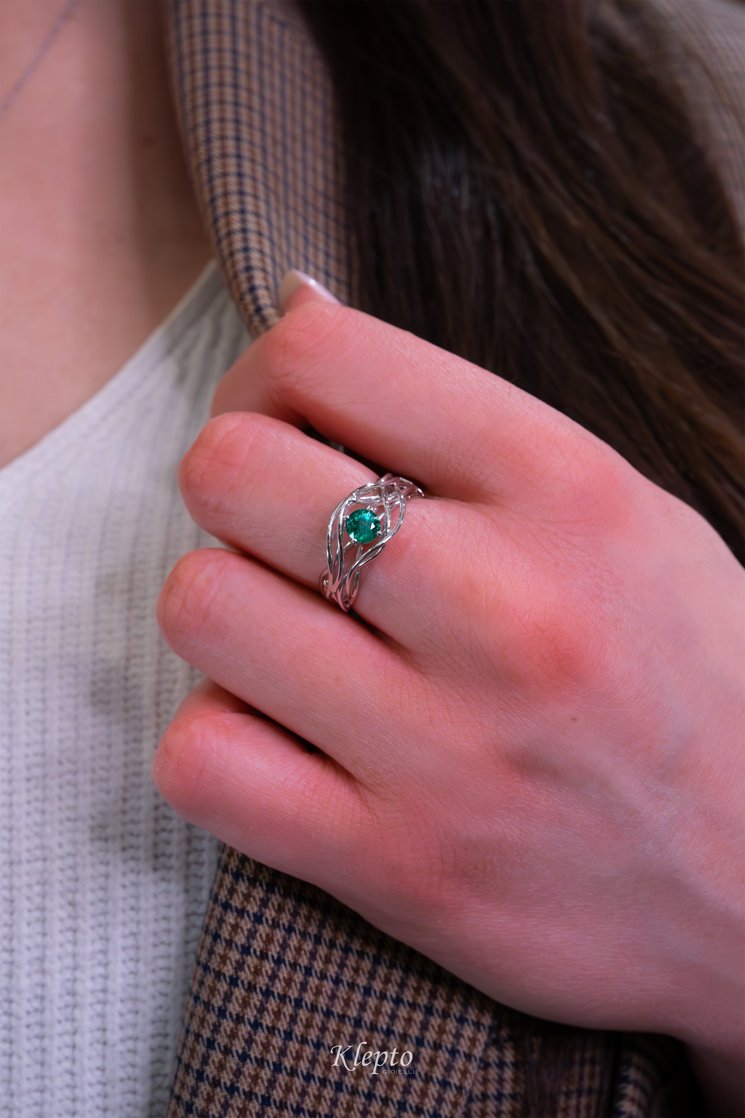White gold ring "Nuvola" with Emerald