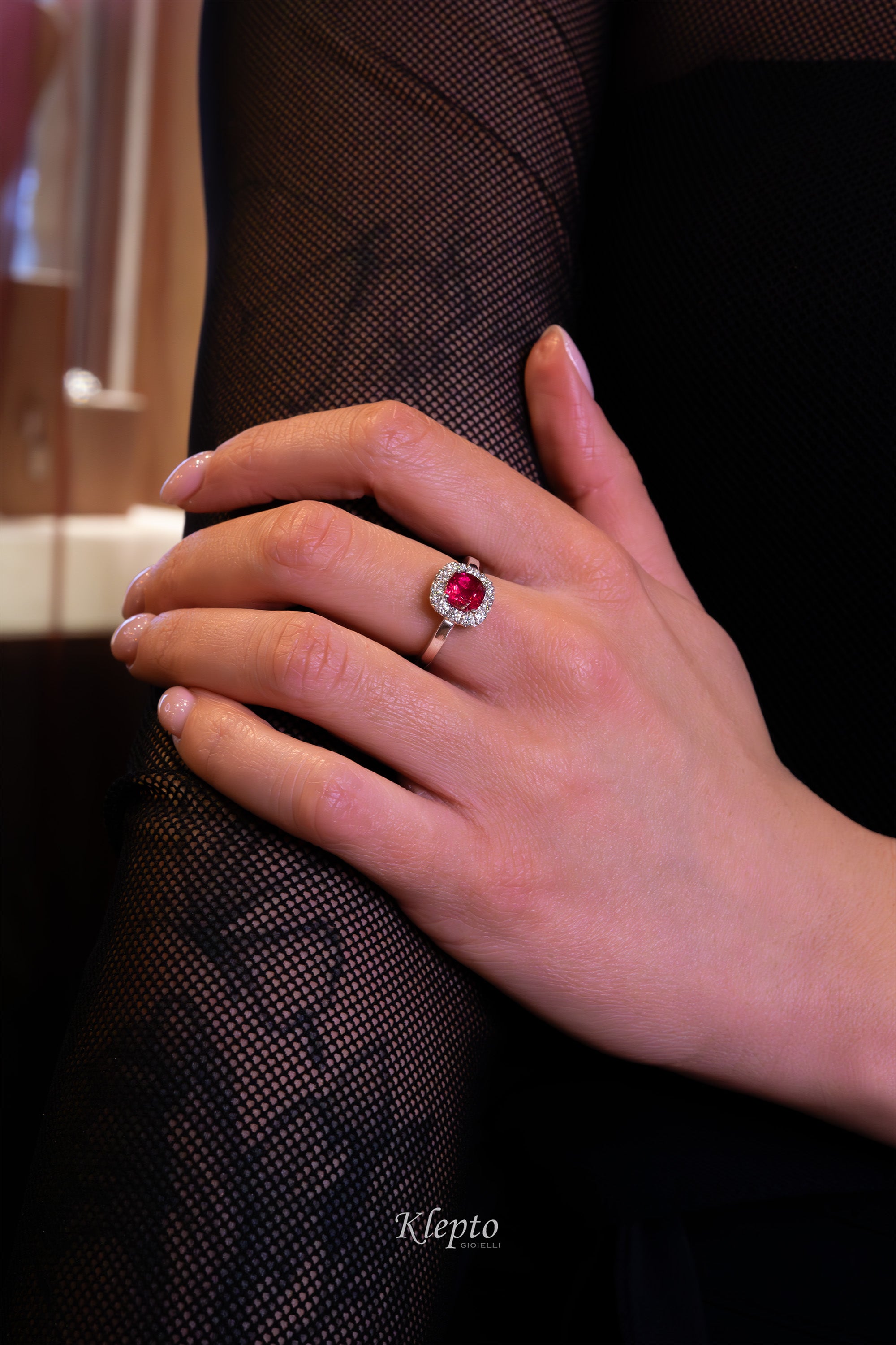 Classic ring in white gold with red tourmaline and diamond outline