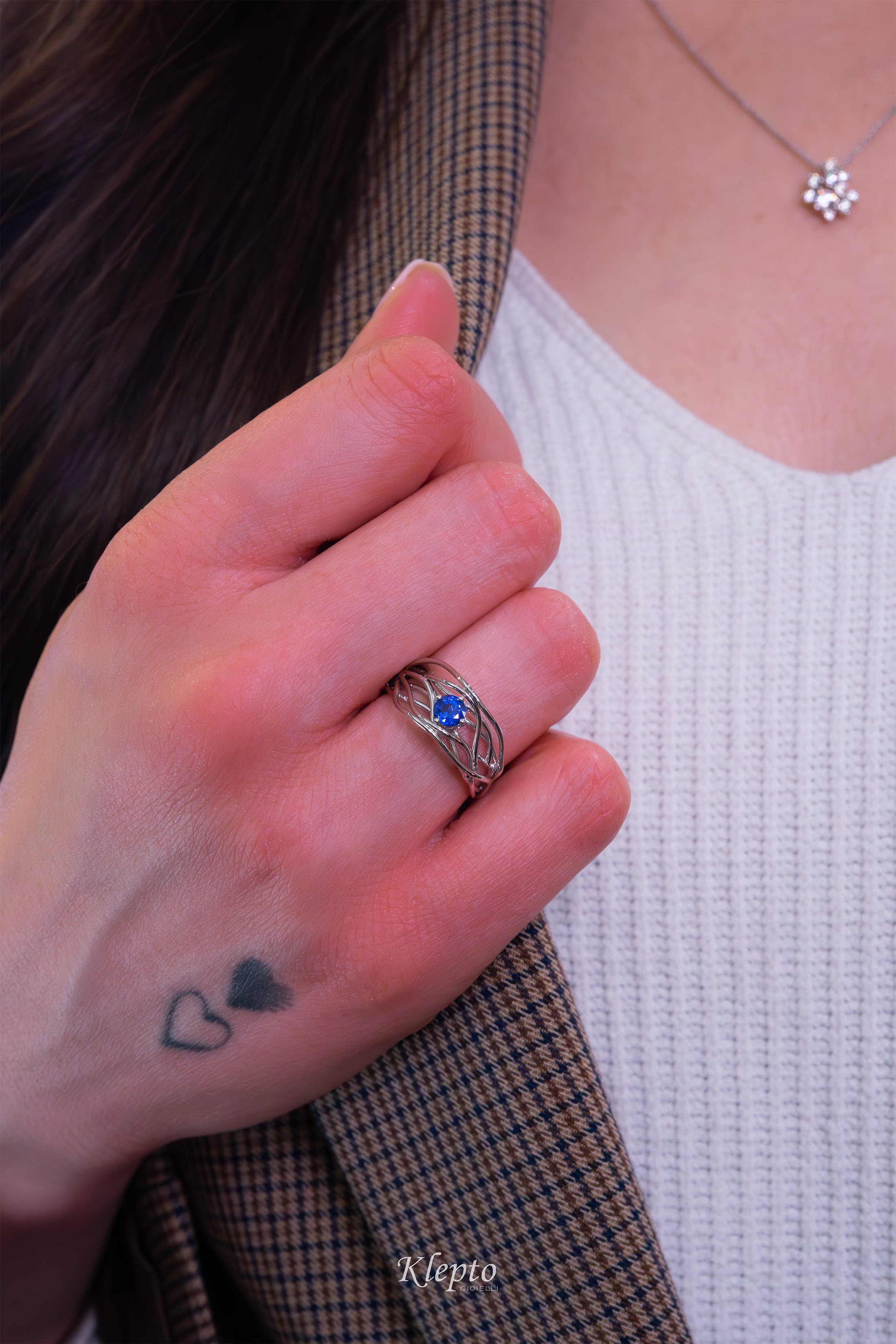 White gold ring "Nuvola" with blue Sapphire