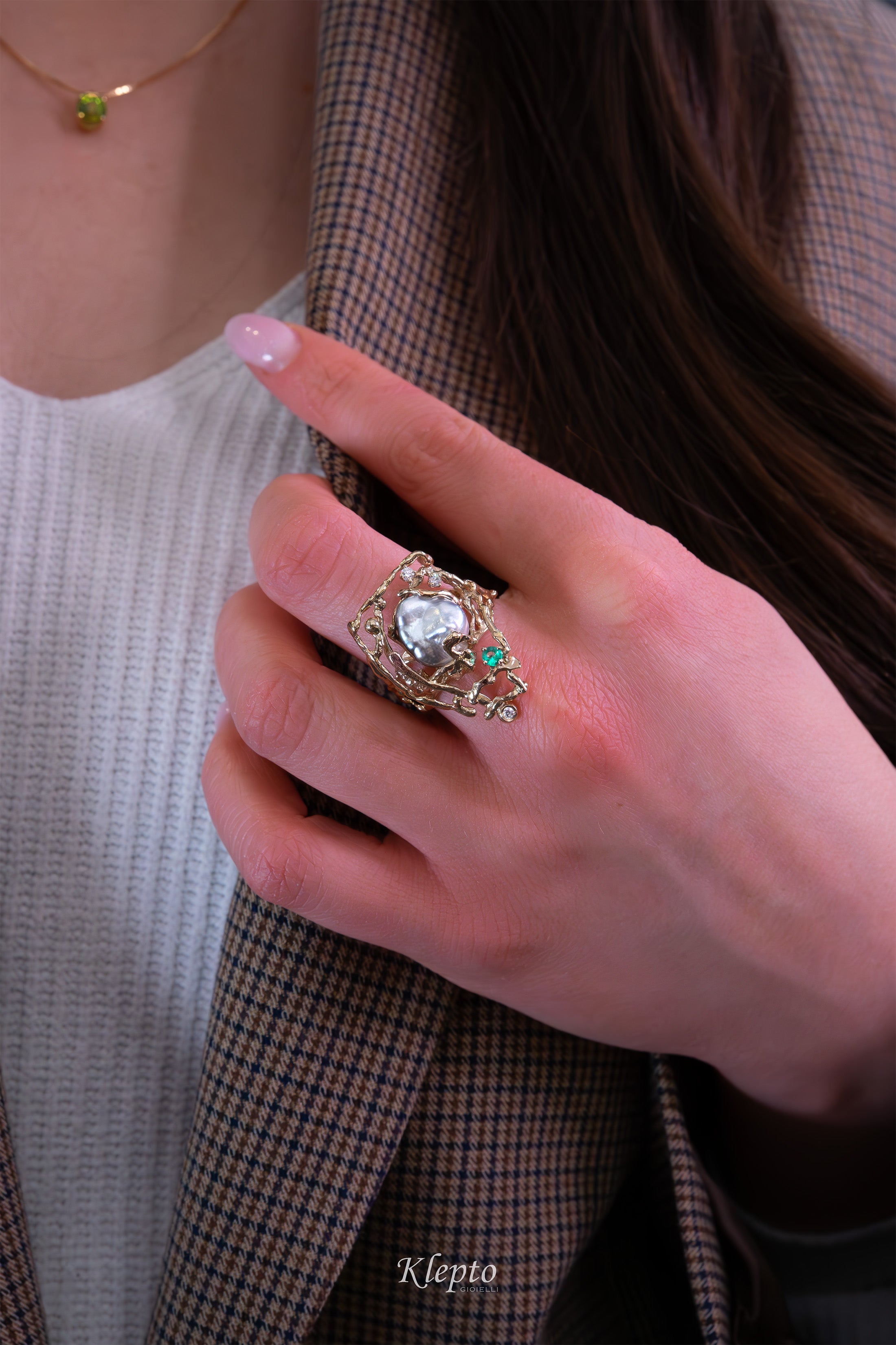 Natural white gold ring with keshi pearl, emerald and diamonds