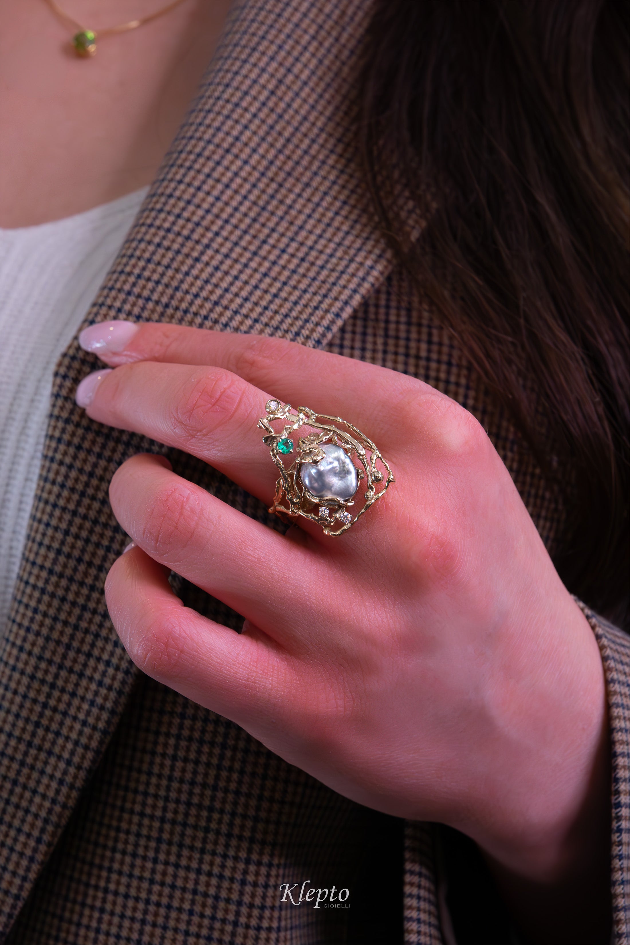 Natural white gold ring with keshi pearl, emerald and diamonds