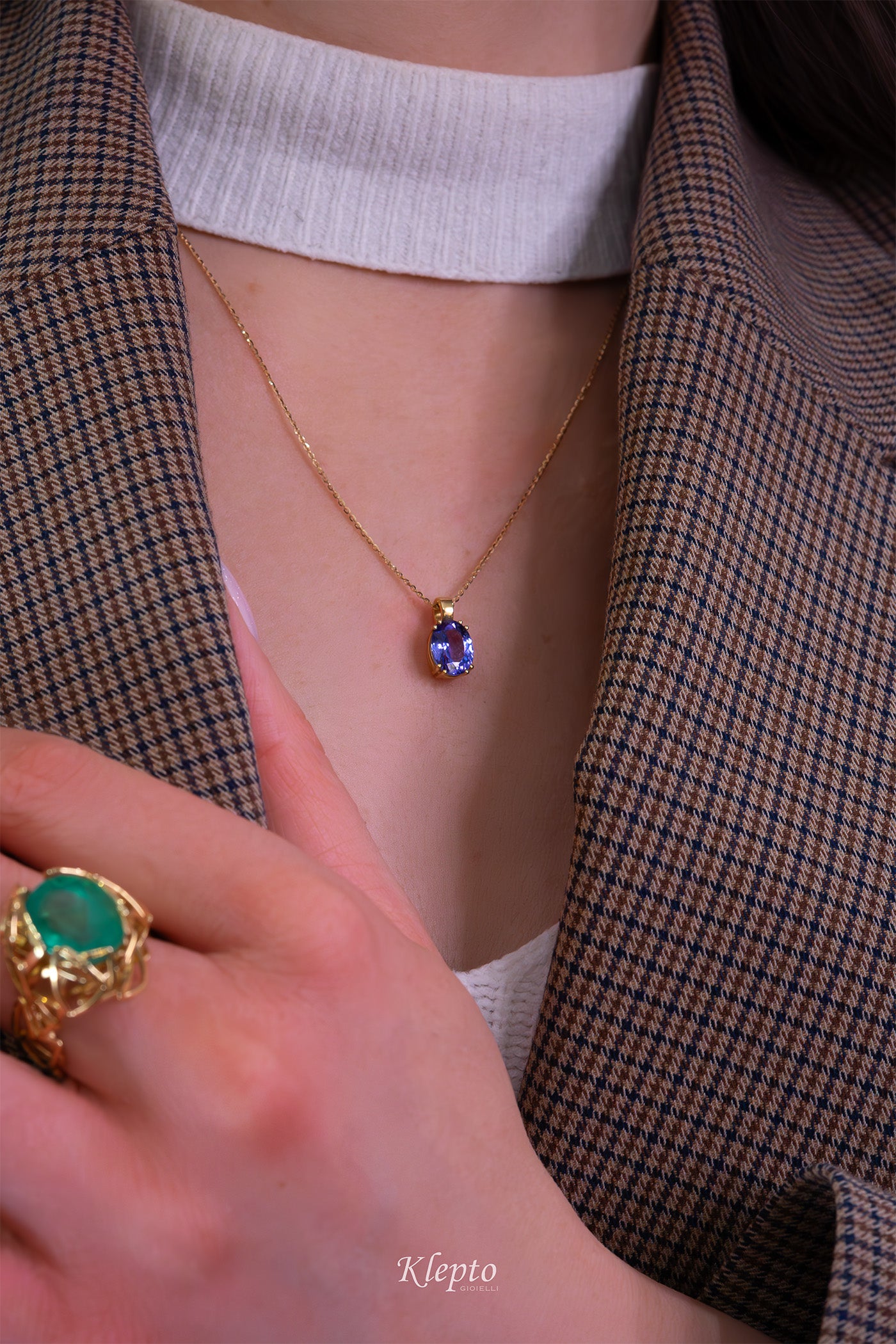 Yellow gold pendant with Tanzanite