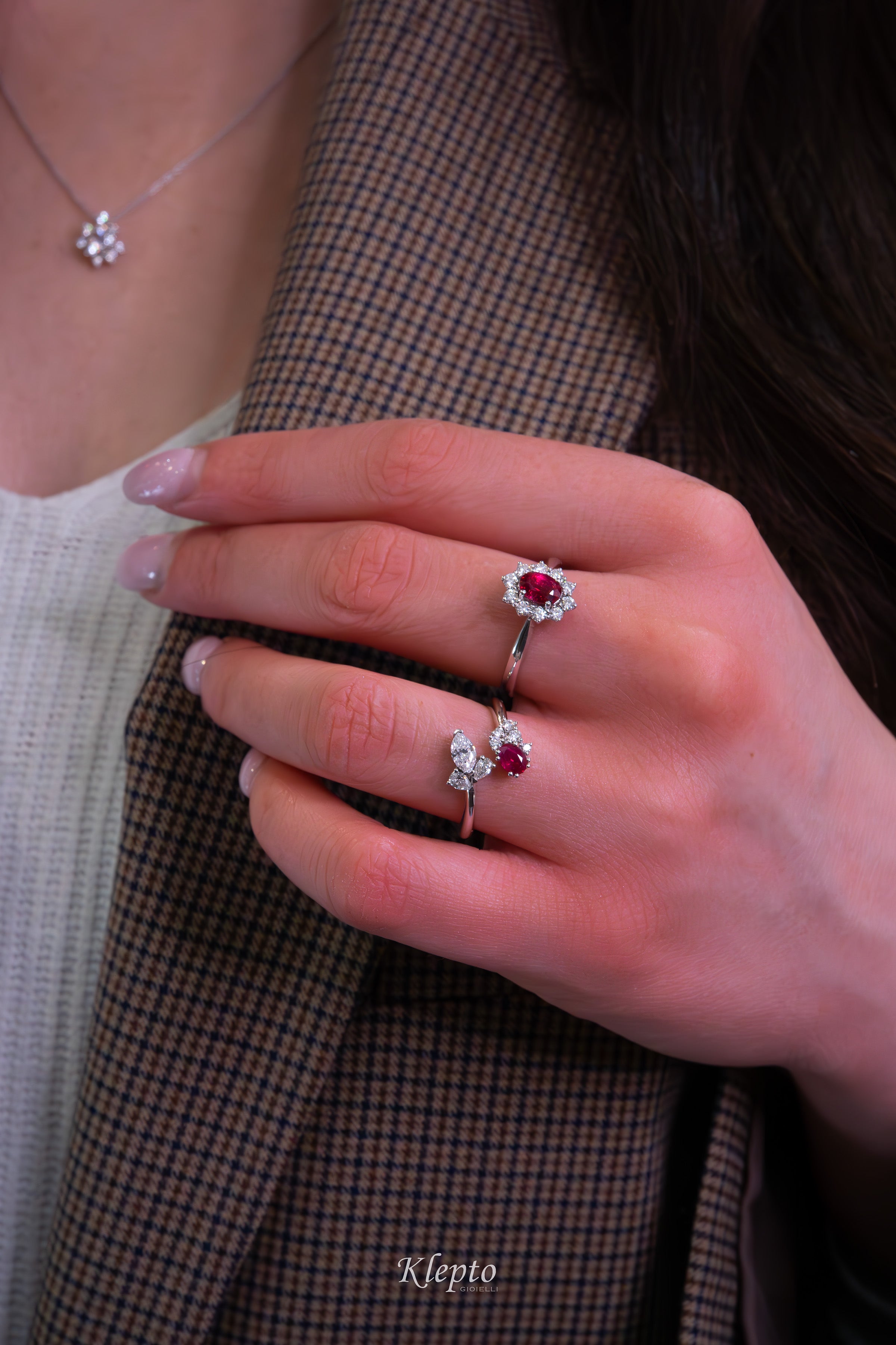 Classic ring in white gold with Ruby and diamond surround