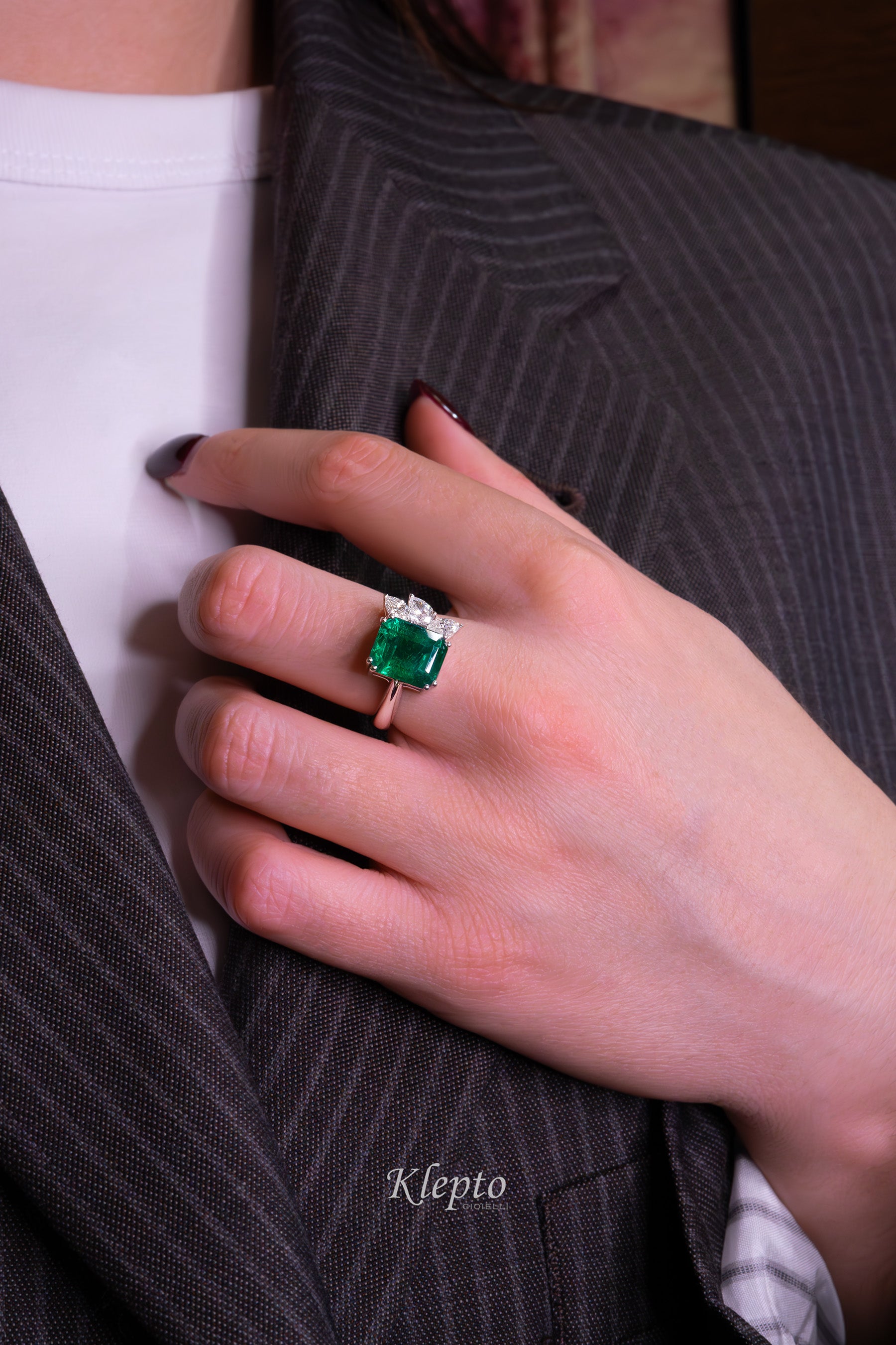 Classic ring by Klepto in white gold with Emerald and Diamonds