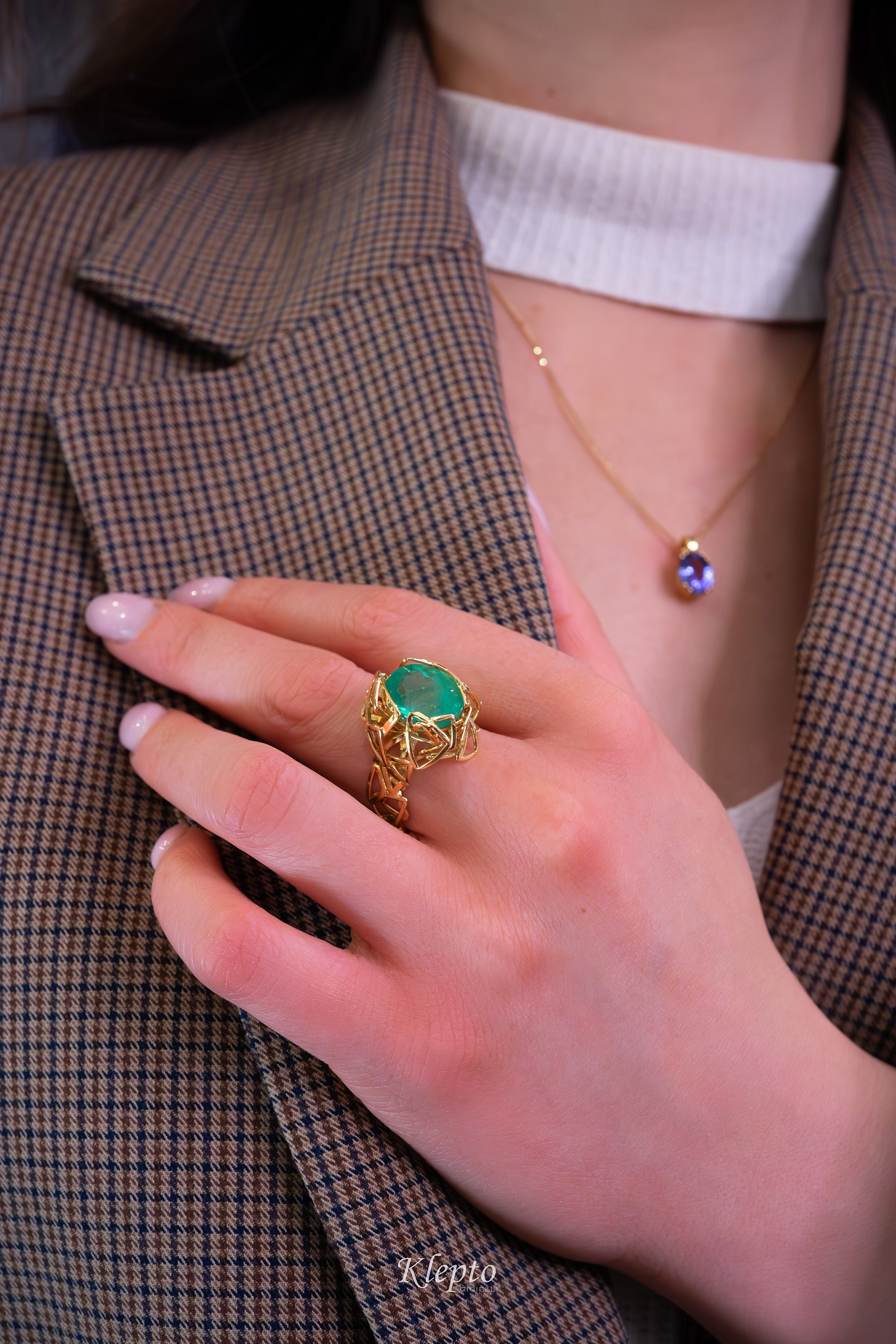 Yellow gold ring with Emerald