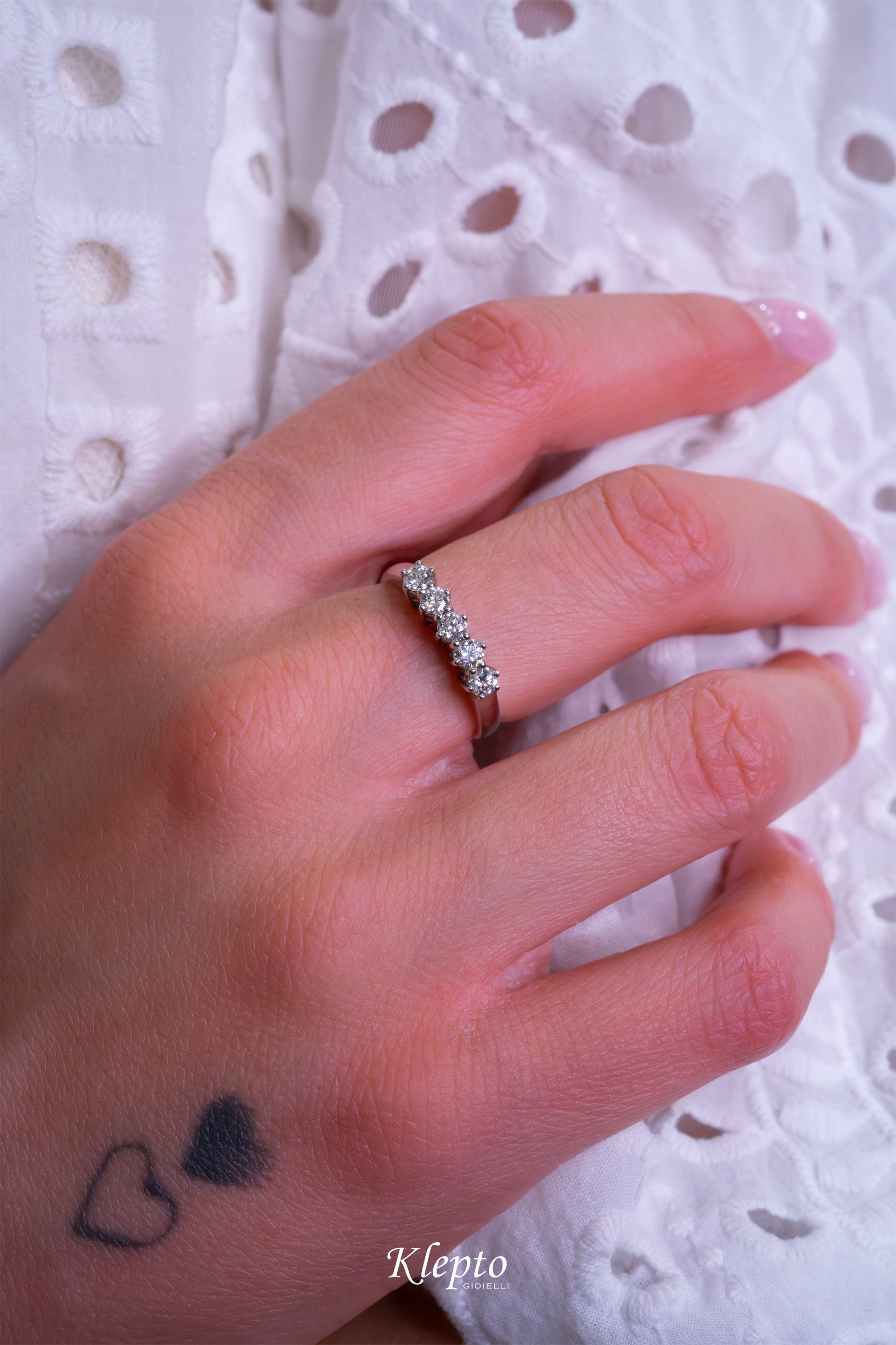 Classic Riviera ring in white gold and diamonds
