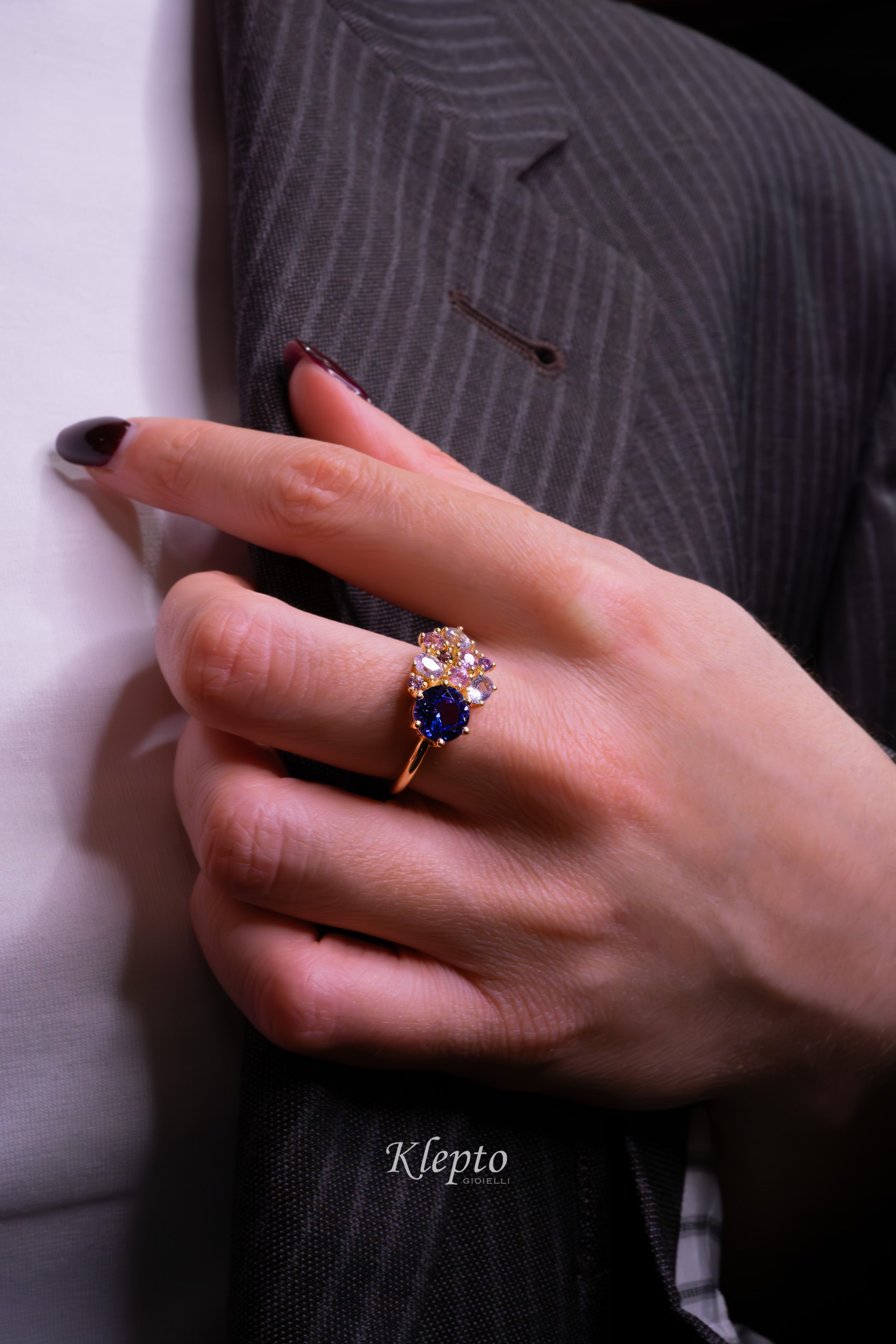 Classic ring by Klepto in yellow gold with Tanzanite and Sapphires