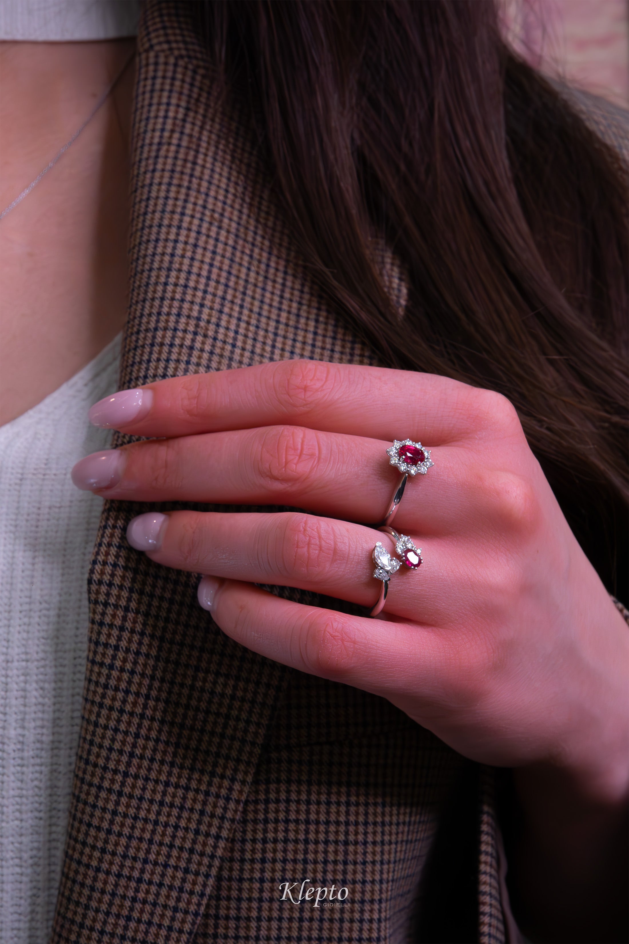 Classic ring in white gold with Ruby and diamond surround
