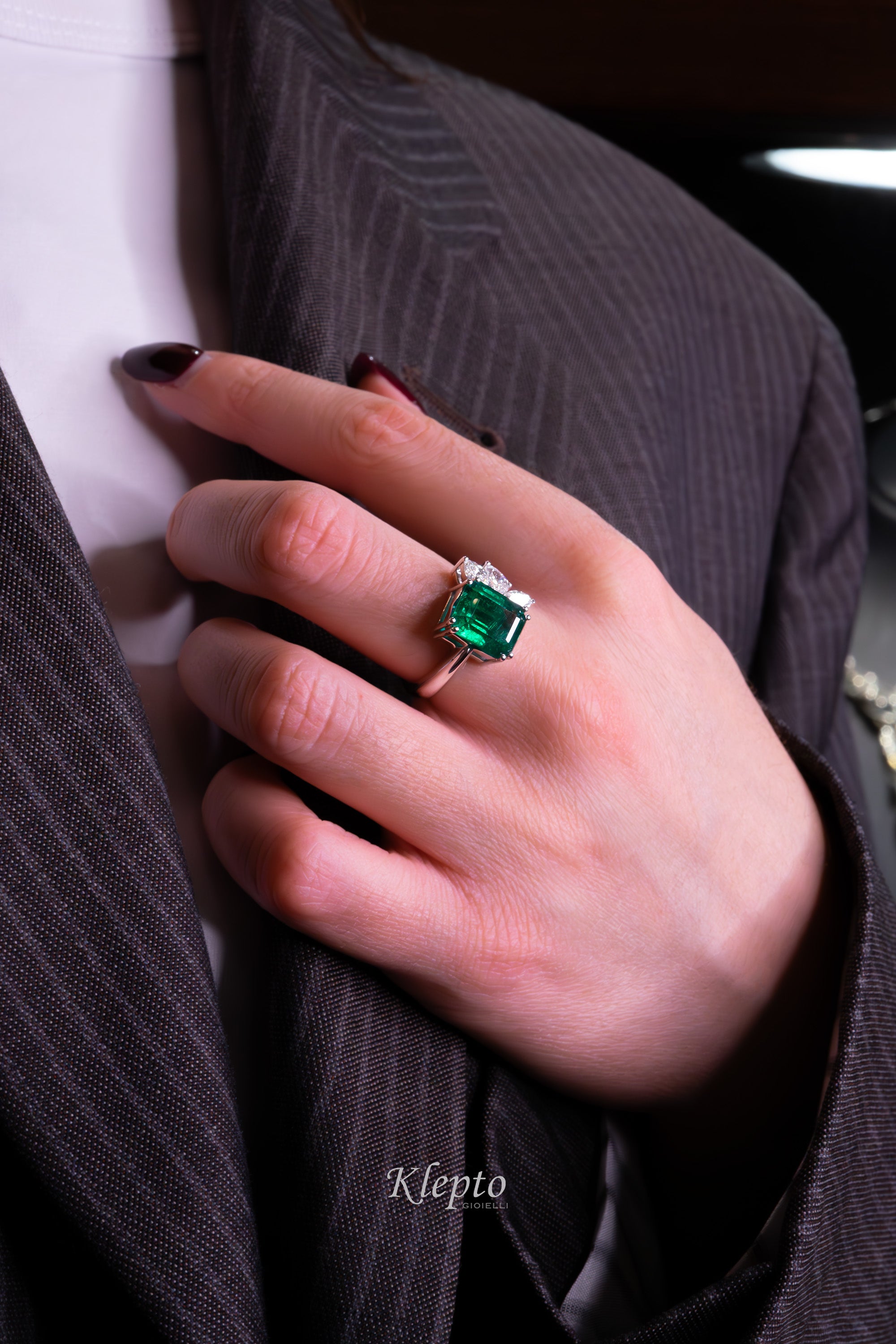 Classic ring by Klepto in white gold with Emerald and Diamonds