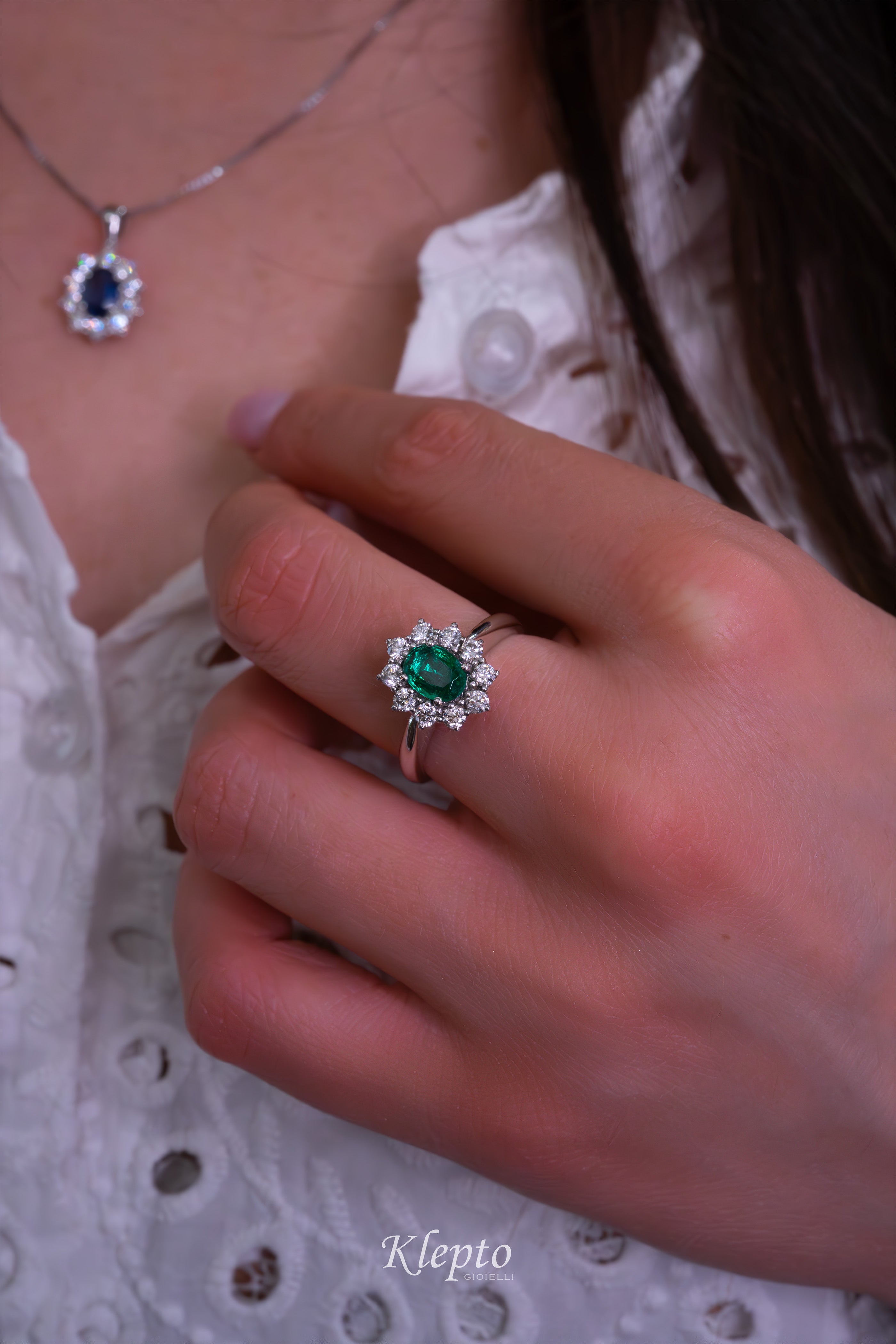 Classic ring in white gold with Emerald and diamond surround