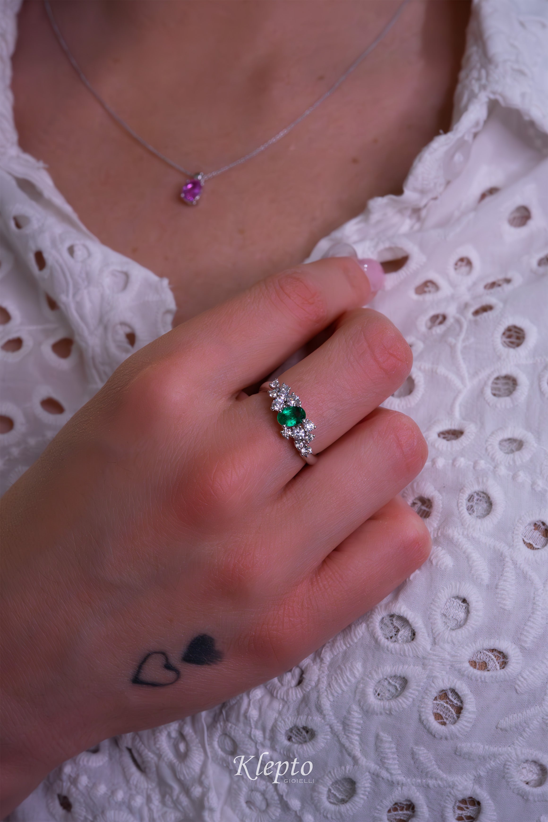 Classic ring by Klepto in white gold with emerald and diamonds