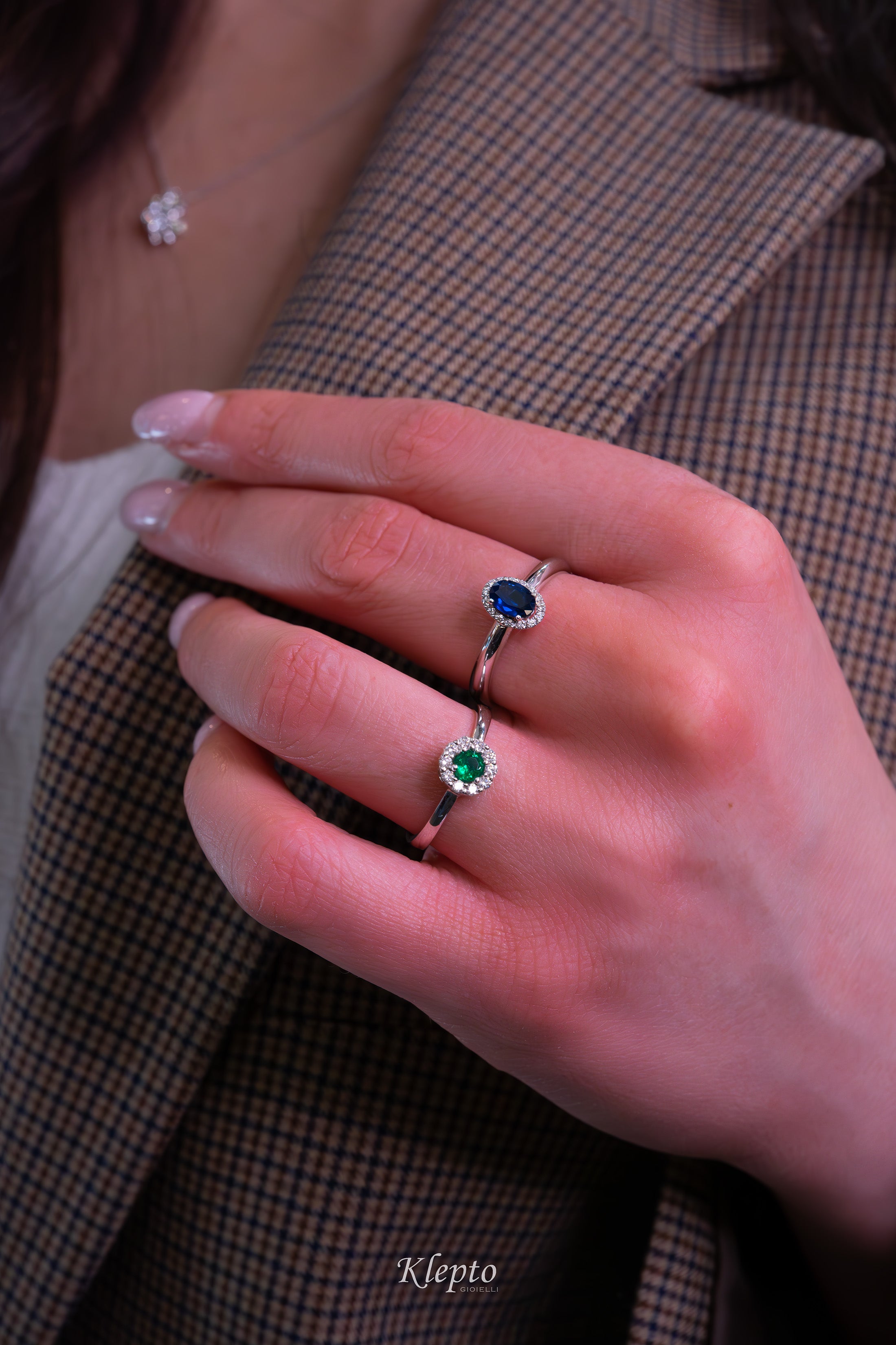 Classic ring in white gold with Emerald and Diamonds