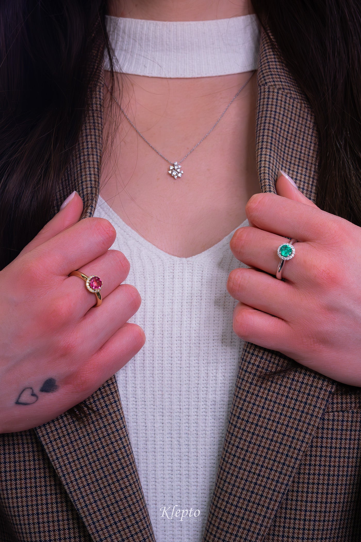 Classic white gold ring with Emerald and diamond surround