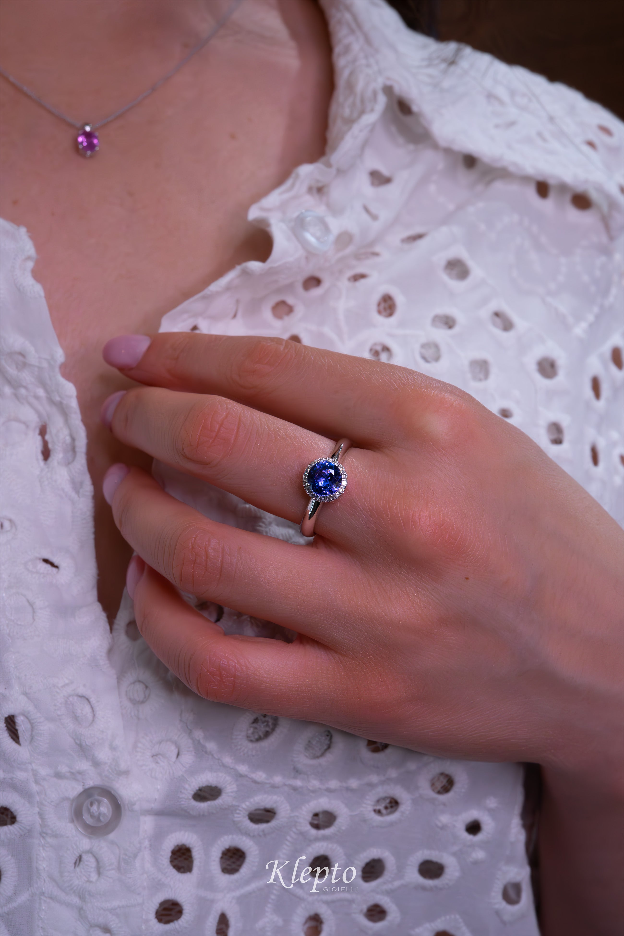 Classic ring in white gold with Tanzanite and diamond surround