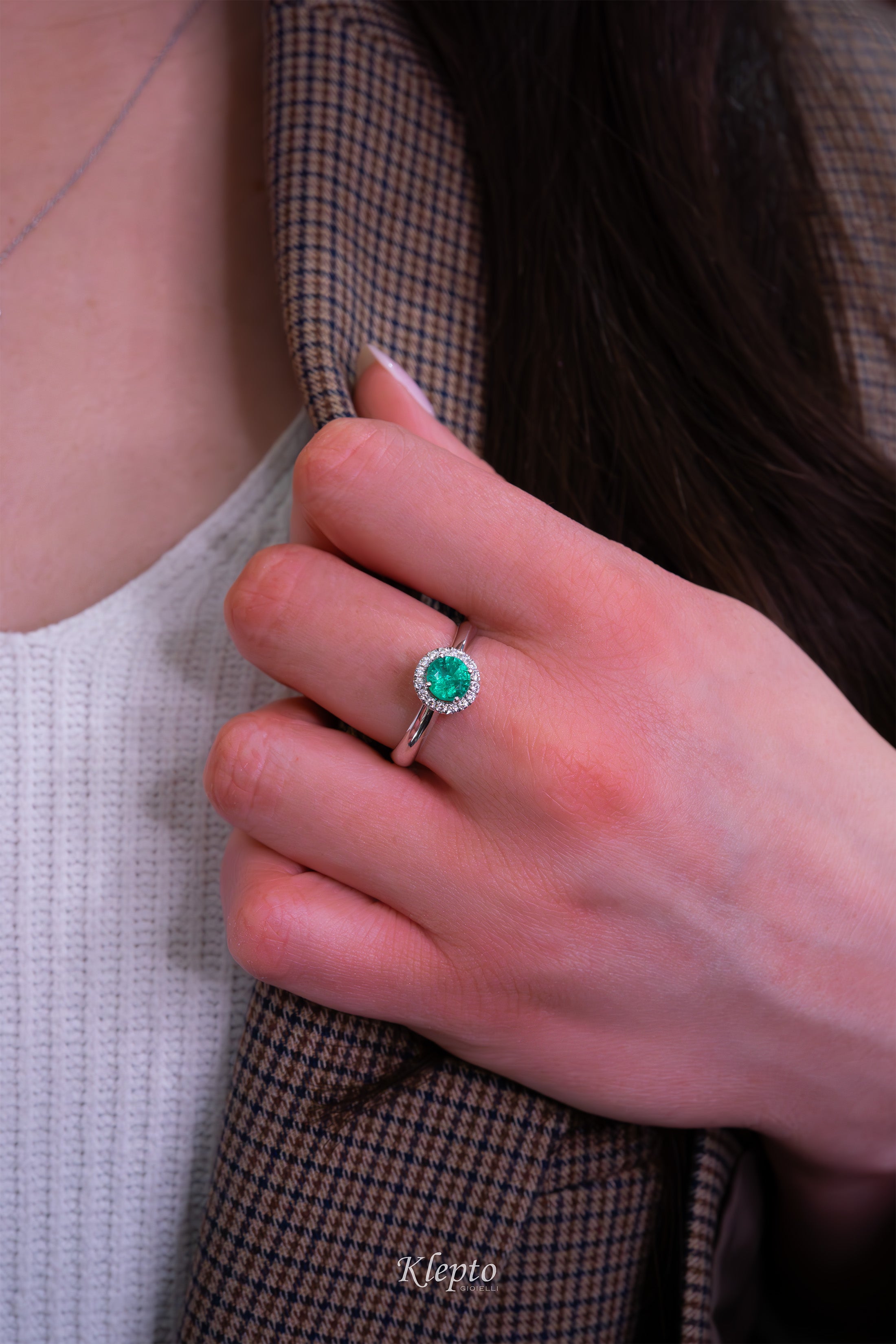 Classic white gold ring with Emerald and diamond surround