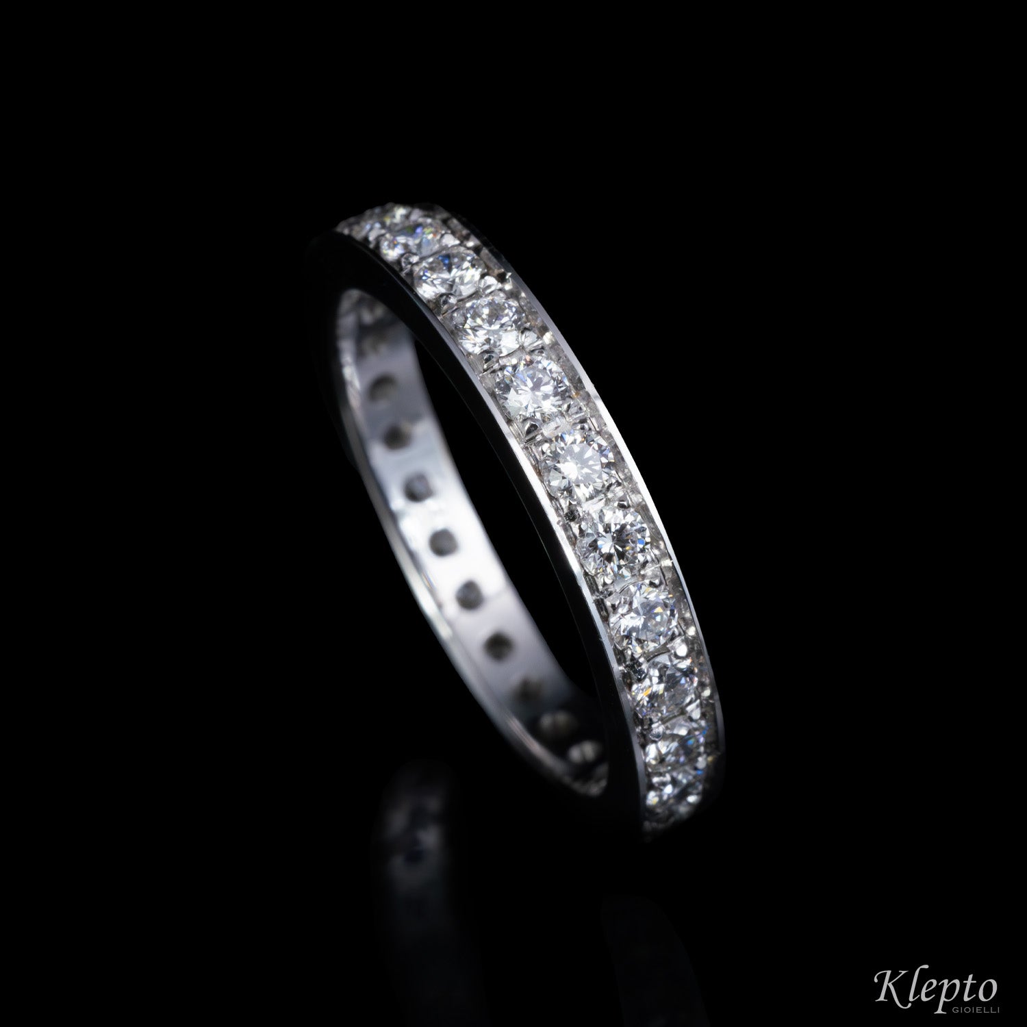 Infinity in white gold on the track