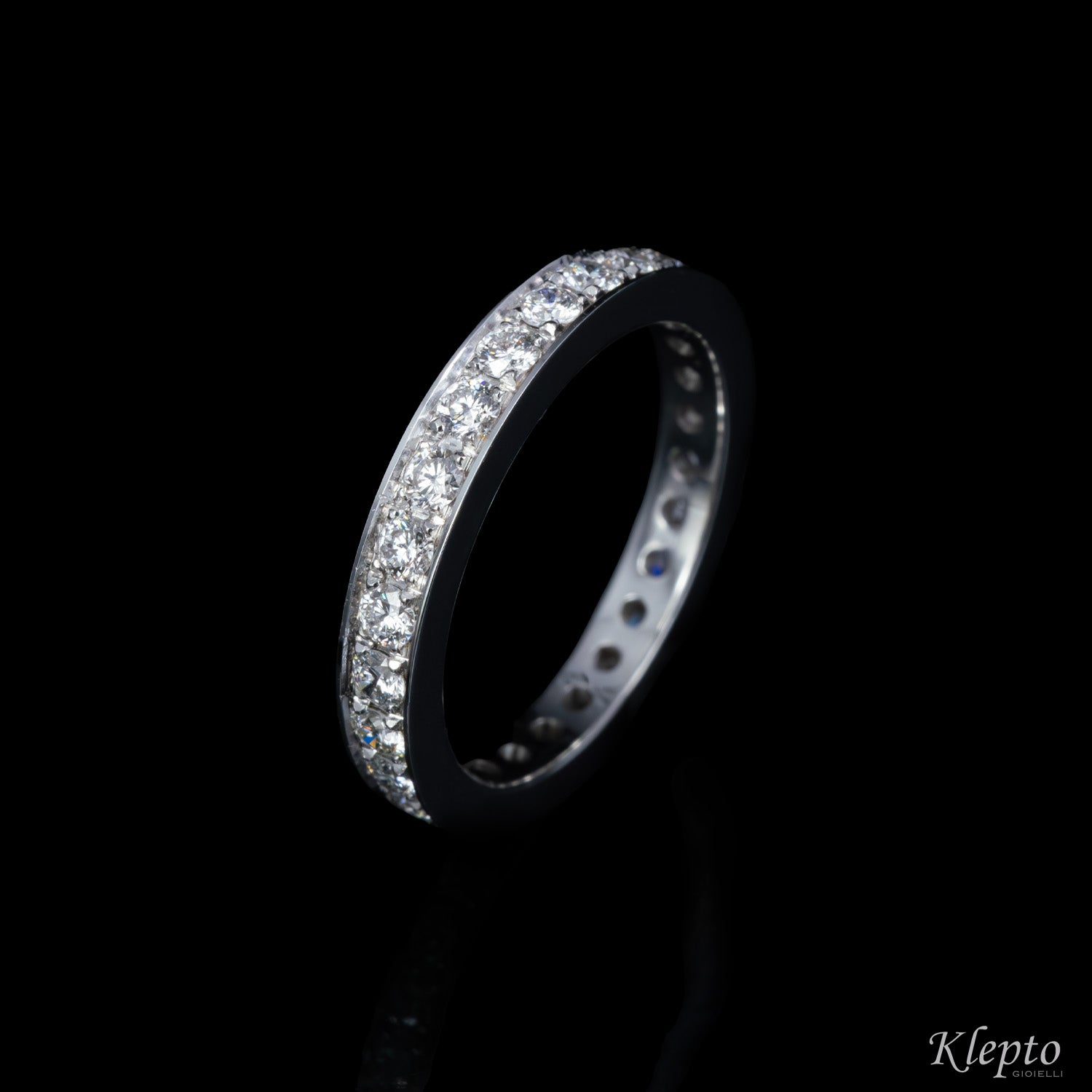 Infinity in white gold on the track