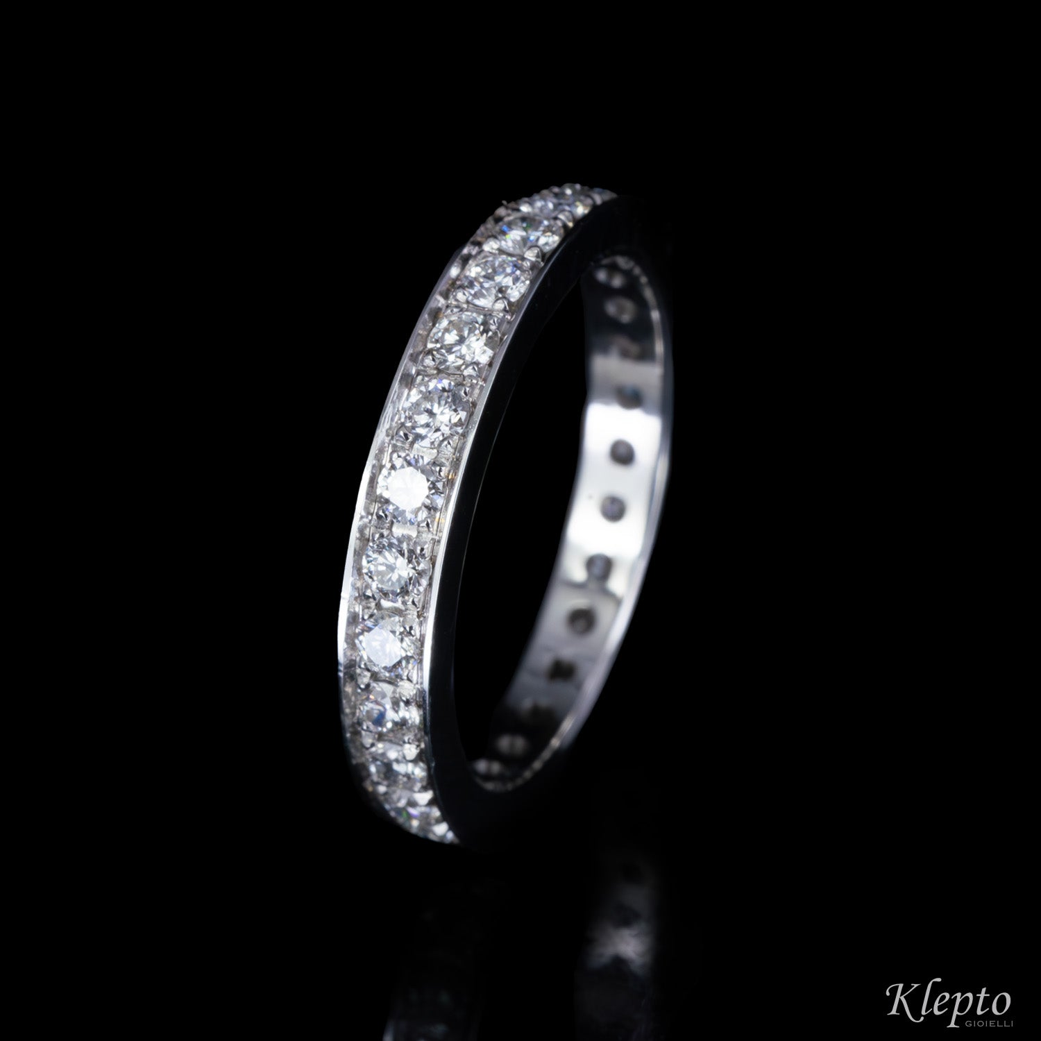 Infinity in white gold on the track