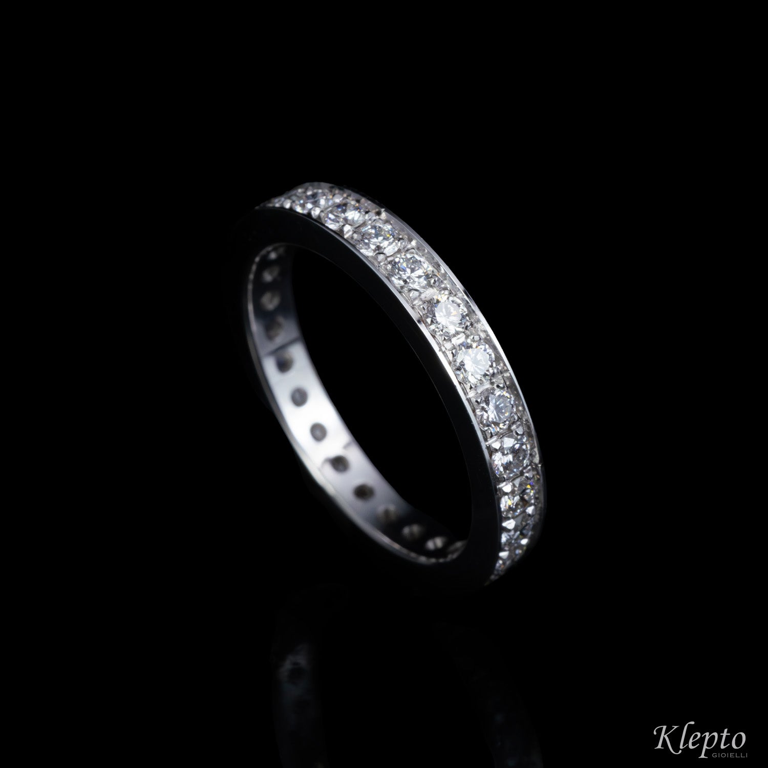 Infinity in white gold on the track