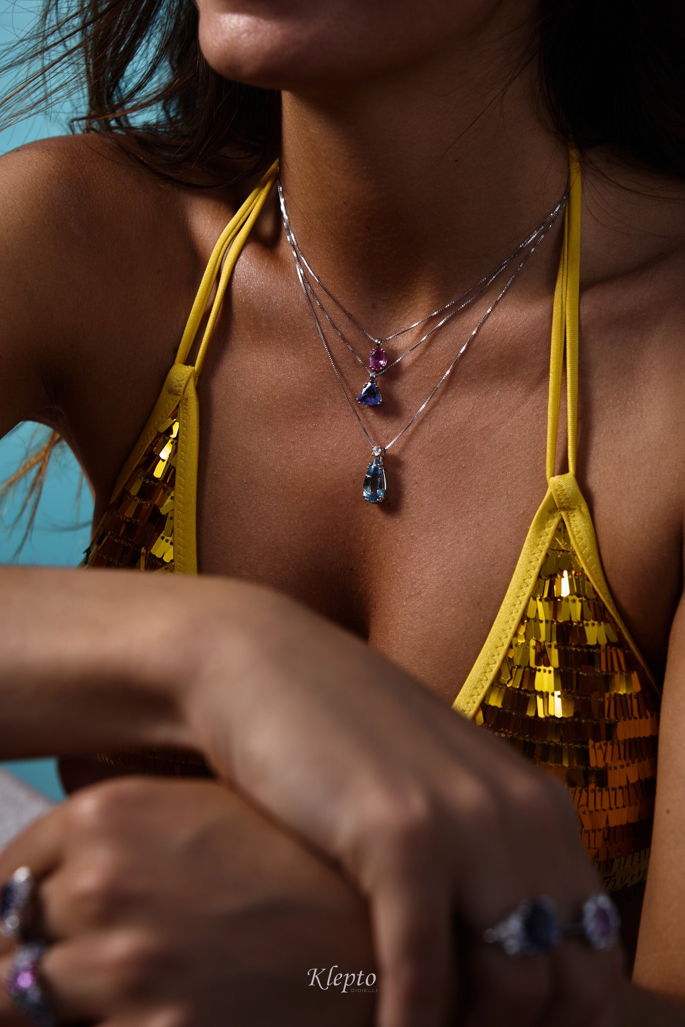 White gold pendant with pink sapphire