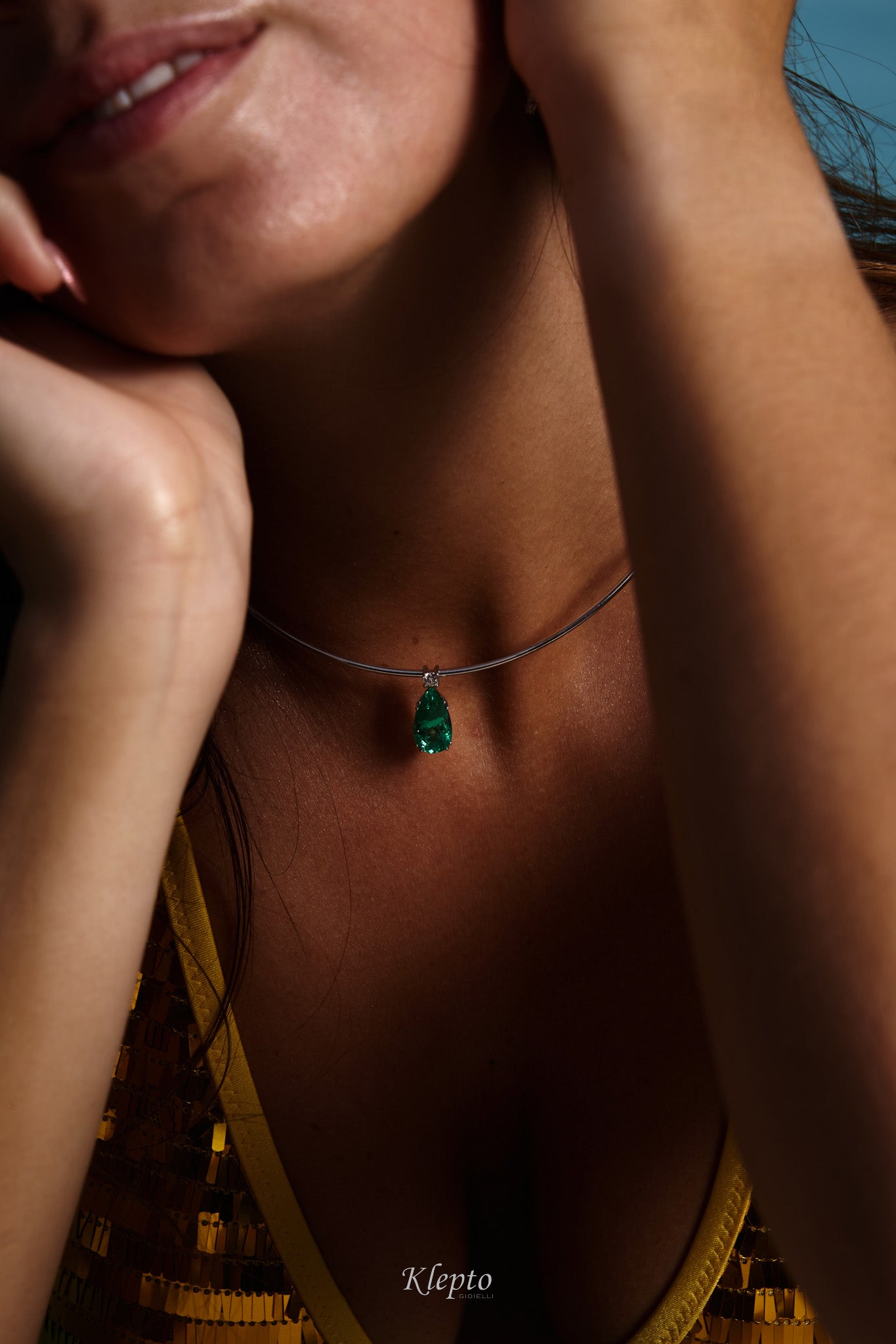 White gold pendant with Emerald and Diamond