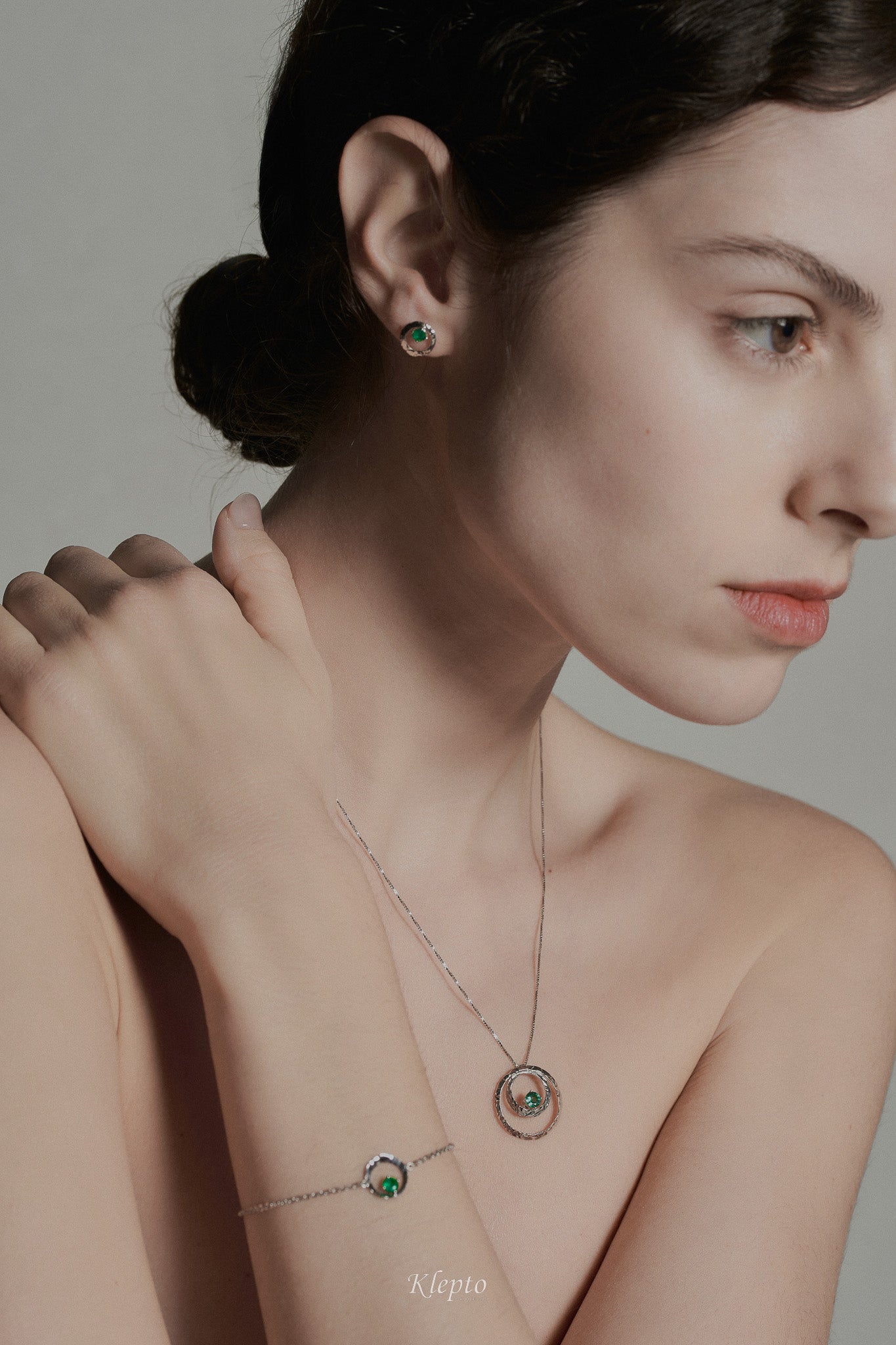 "Pulsar" white gold pendant with Emerald