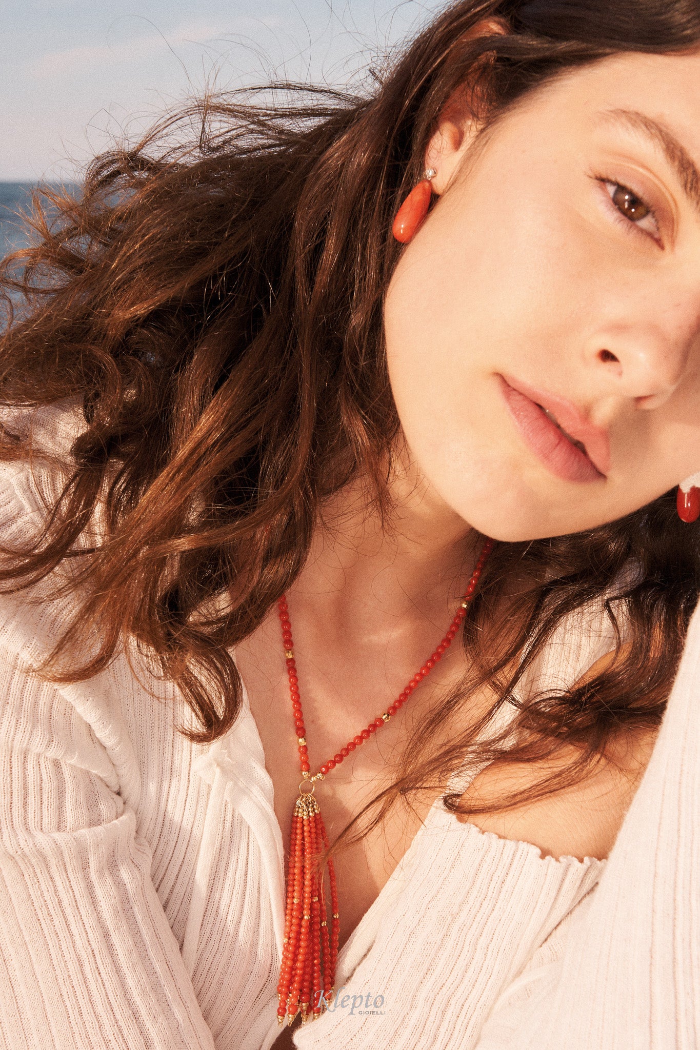 Tassel necklace in yellow gold with coral
