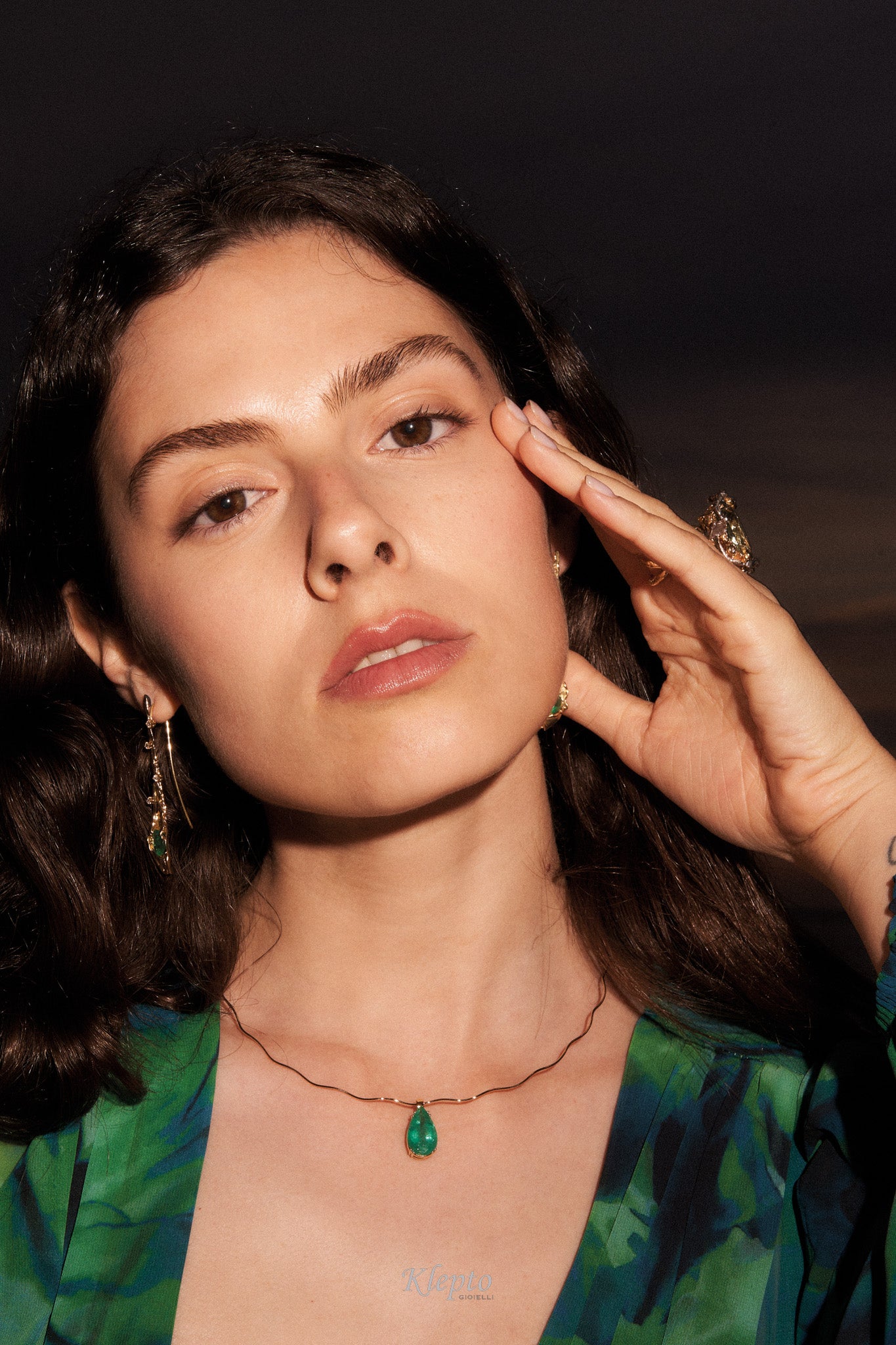 Yellow gold necklace with pear-cut emerald