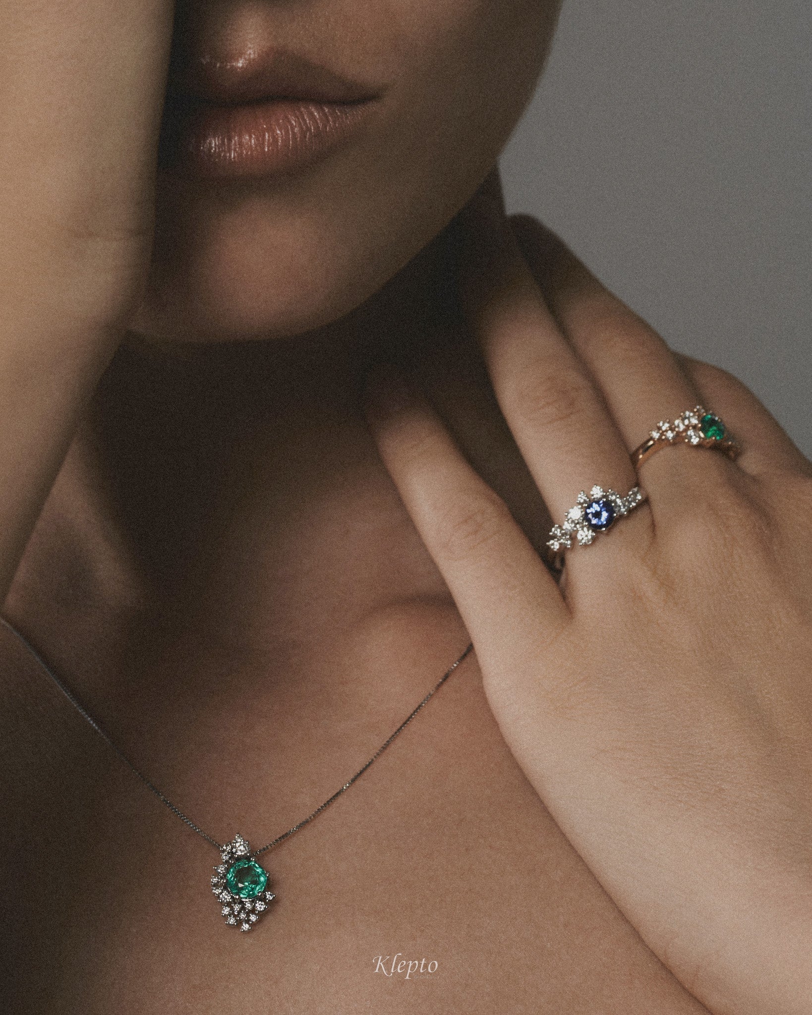 Classic ring by Klepto in rose gold with Emerald and Diamonds