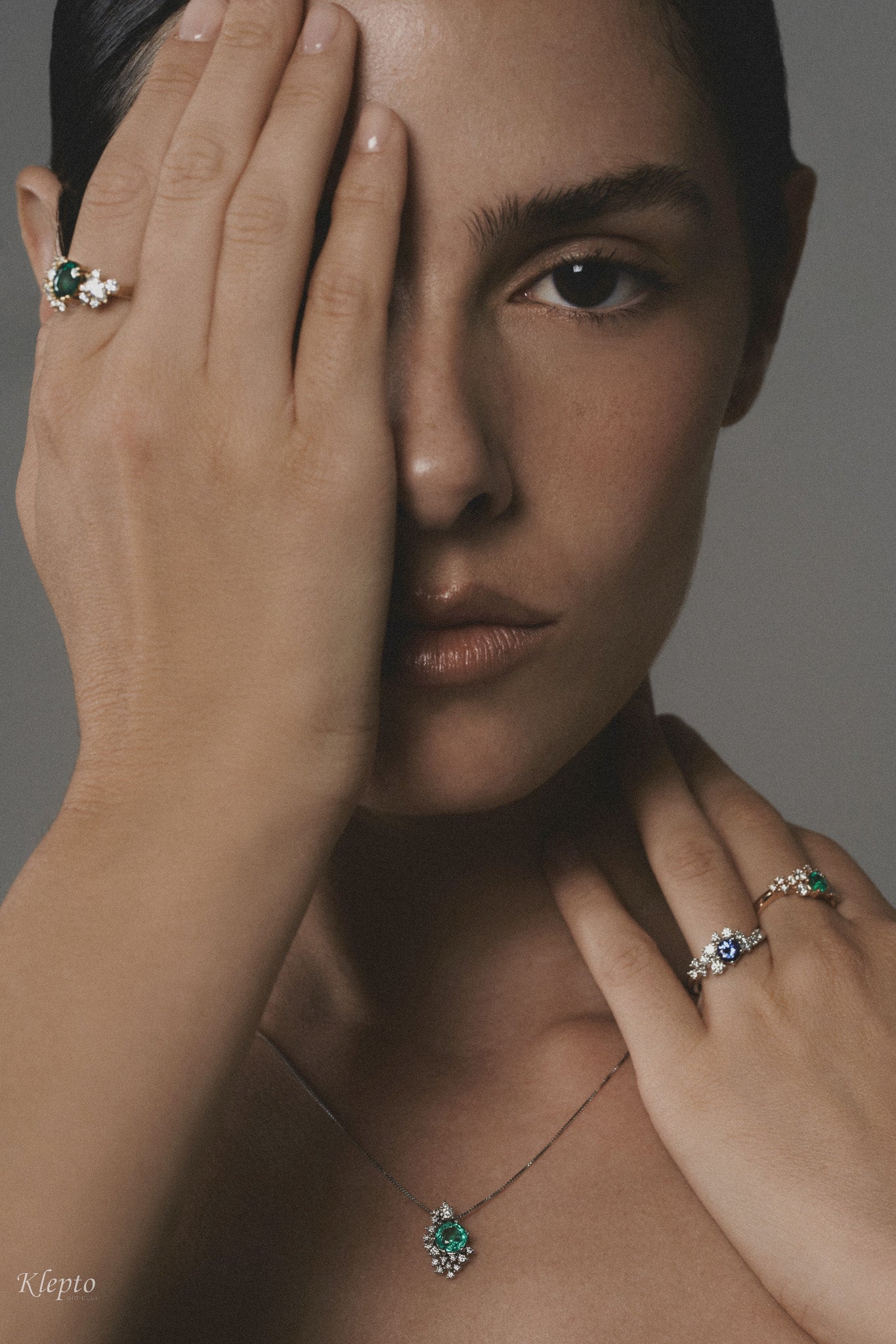 Classic ring by Klepto in yellow gold with Emerald and Diamonds