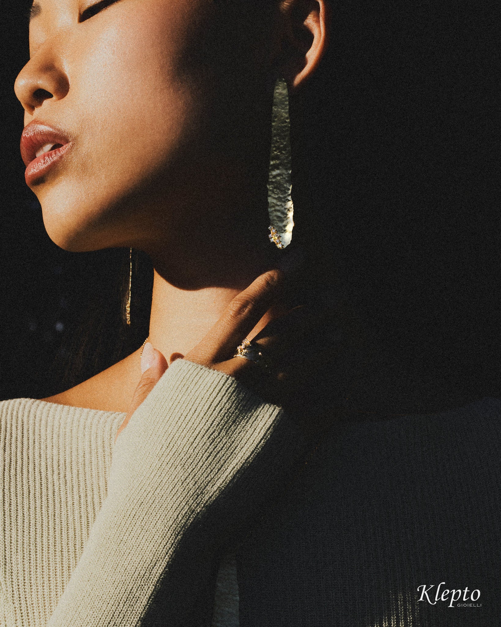 Yellow gold earrings with diamonds