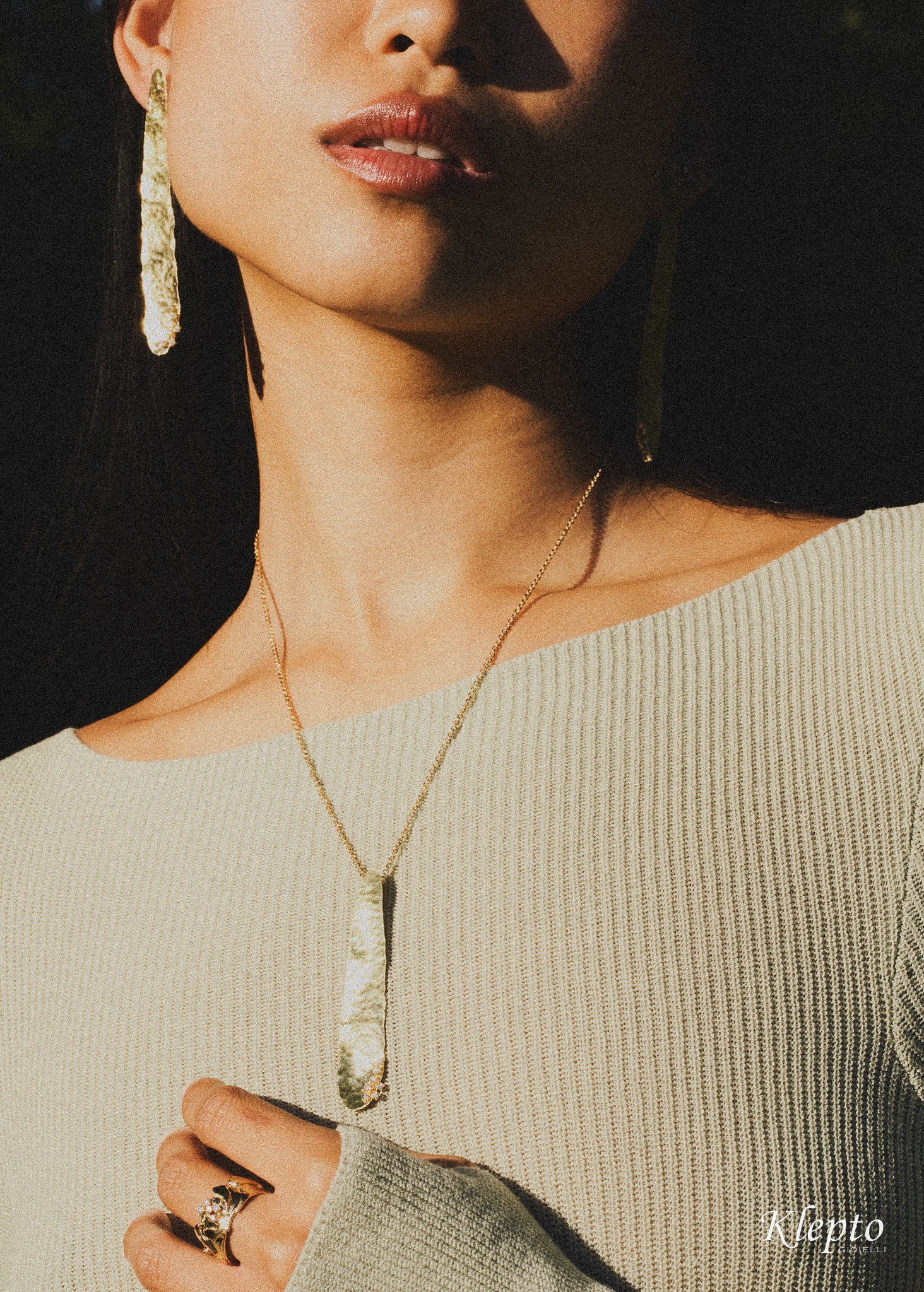 Yellow gold pendant with diamonds
