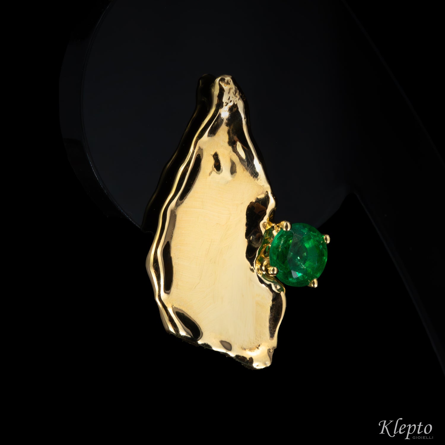 Yellow gold "Isola" earrings, flame-cast with emeralds.