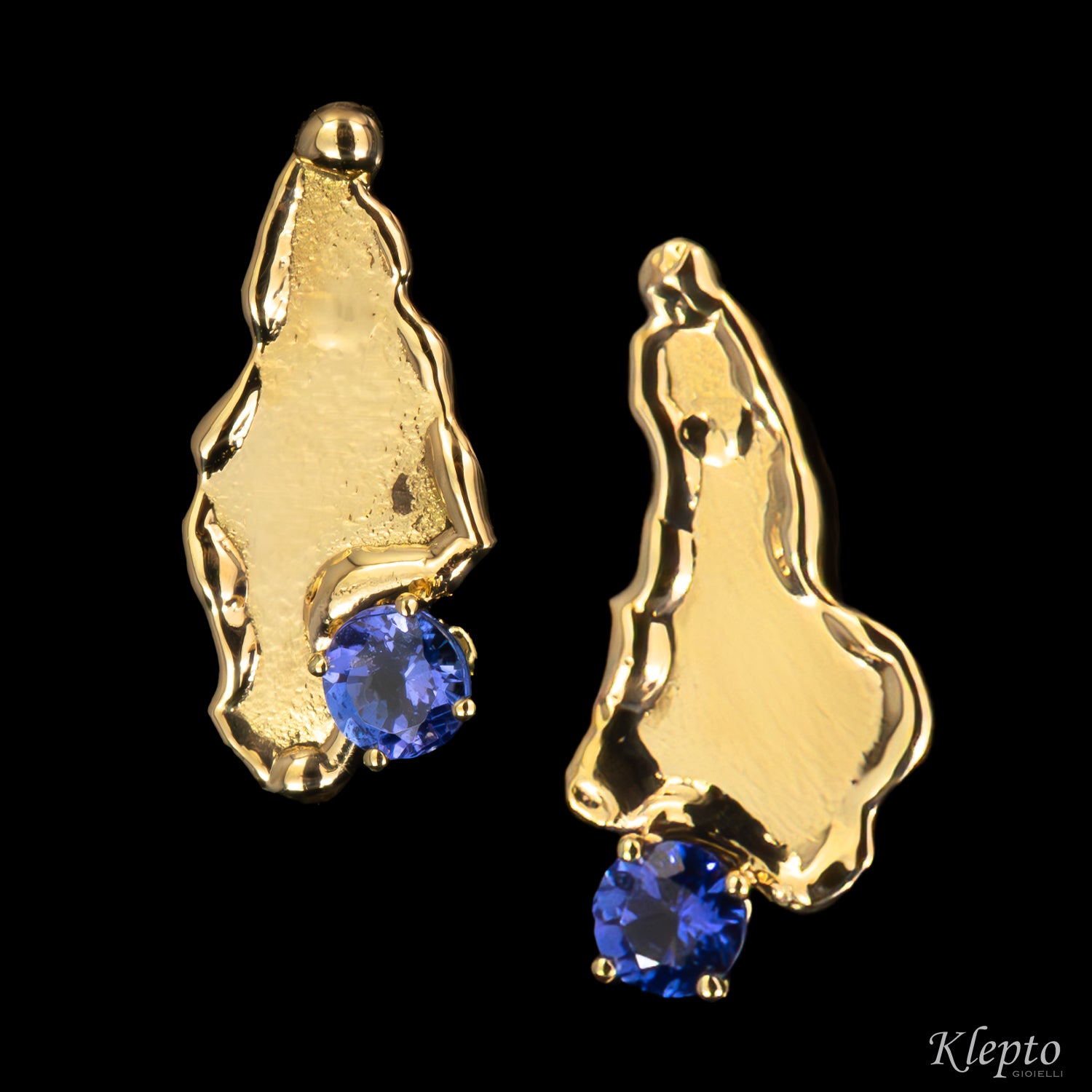 Yellow gold "Isola" earrings, flame-cast with Tanzanites.