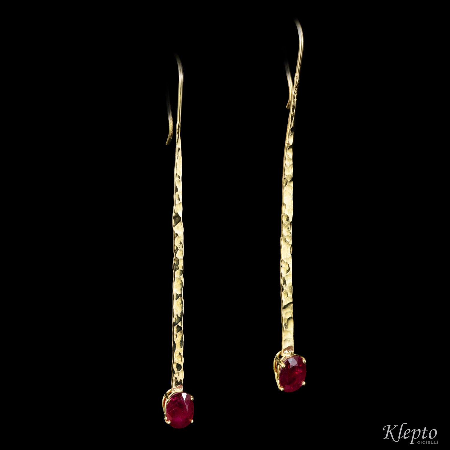 Hammered yellow gold earrings with Rubies