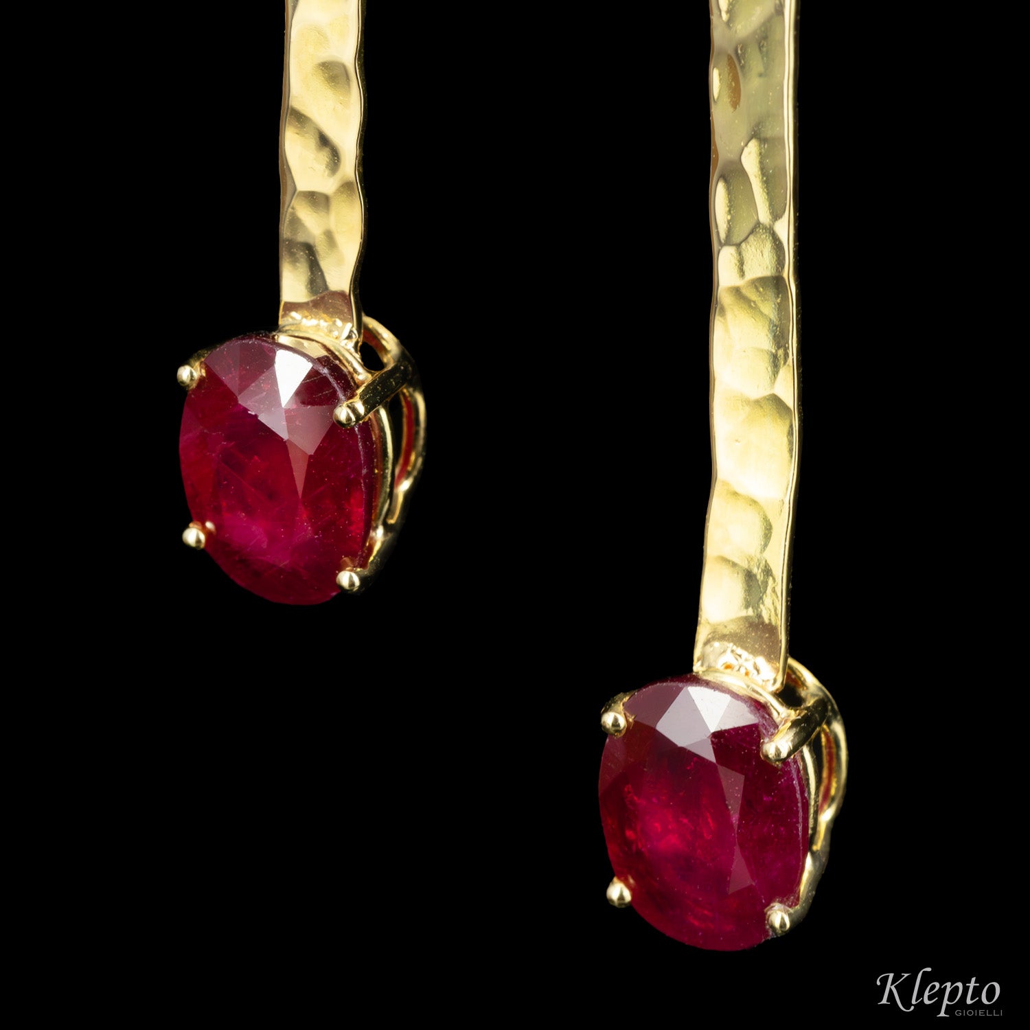 Hammered yellow gold earrings with Rubies