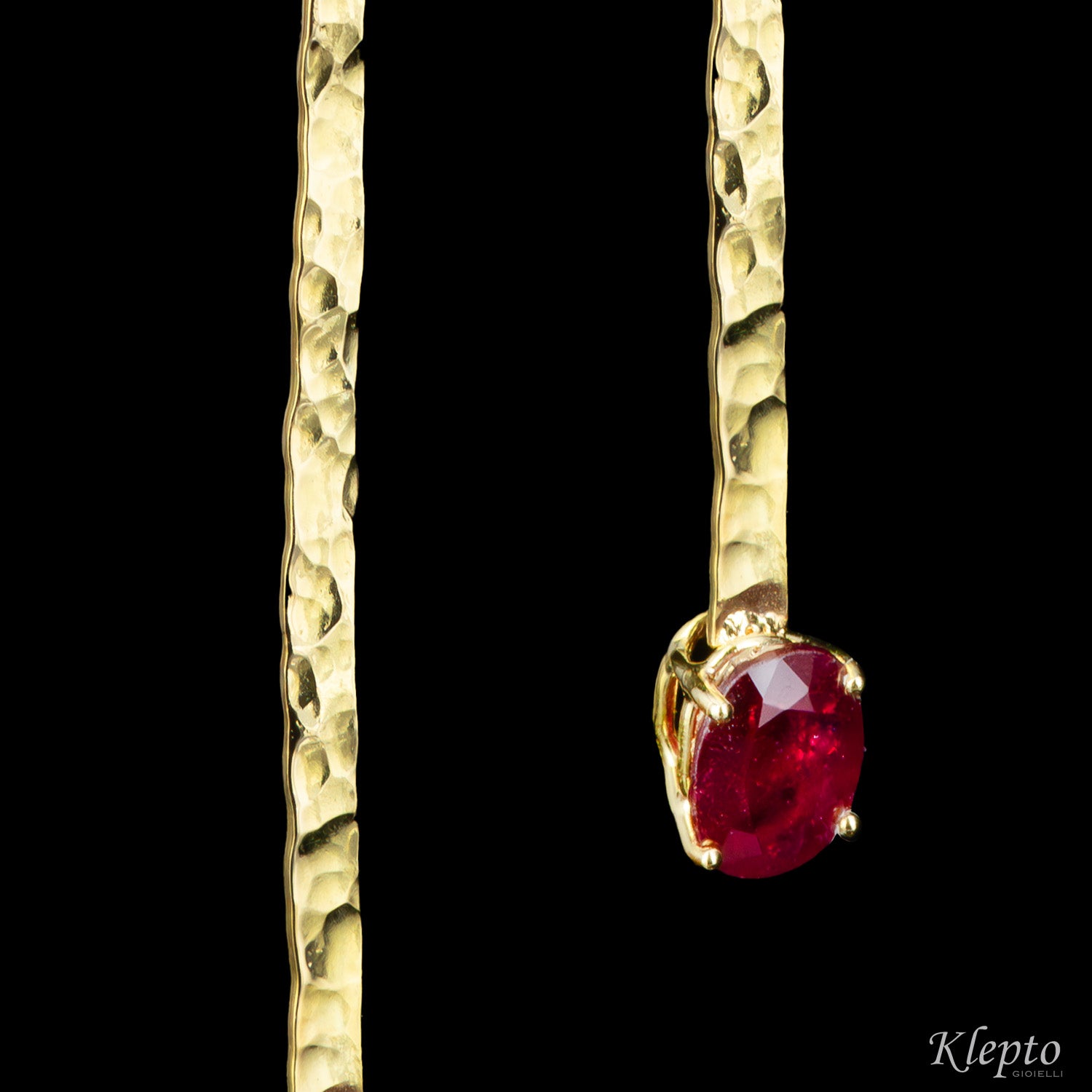 Hammered yellow gold earrings with Rubies